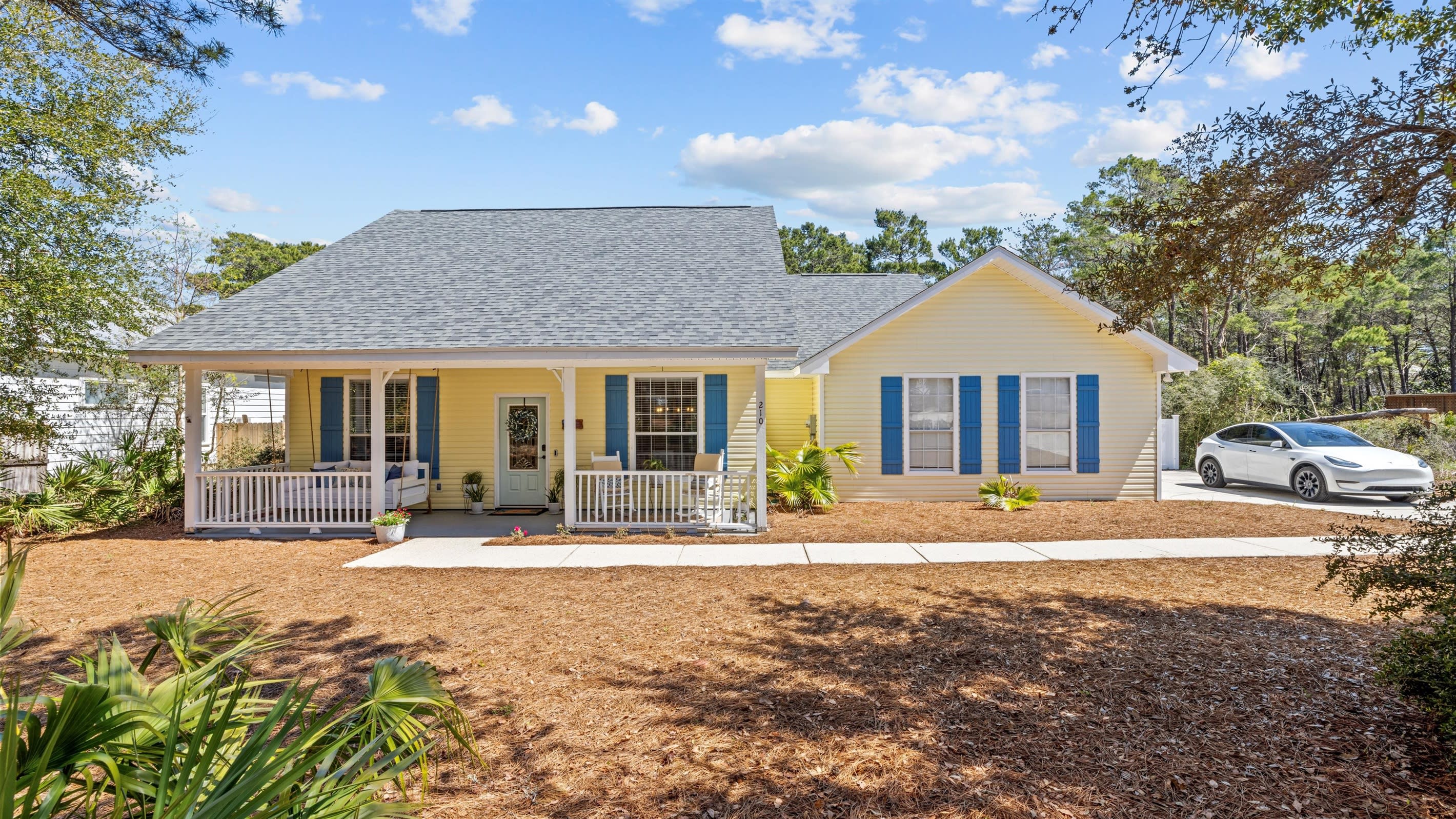 Private, Peaceful Cottage on large lot. Tesla level 2 charger available.