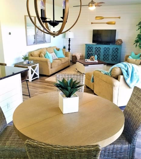 Eat in kitchen with expandable table