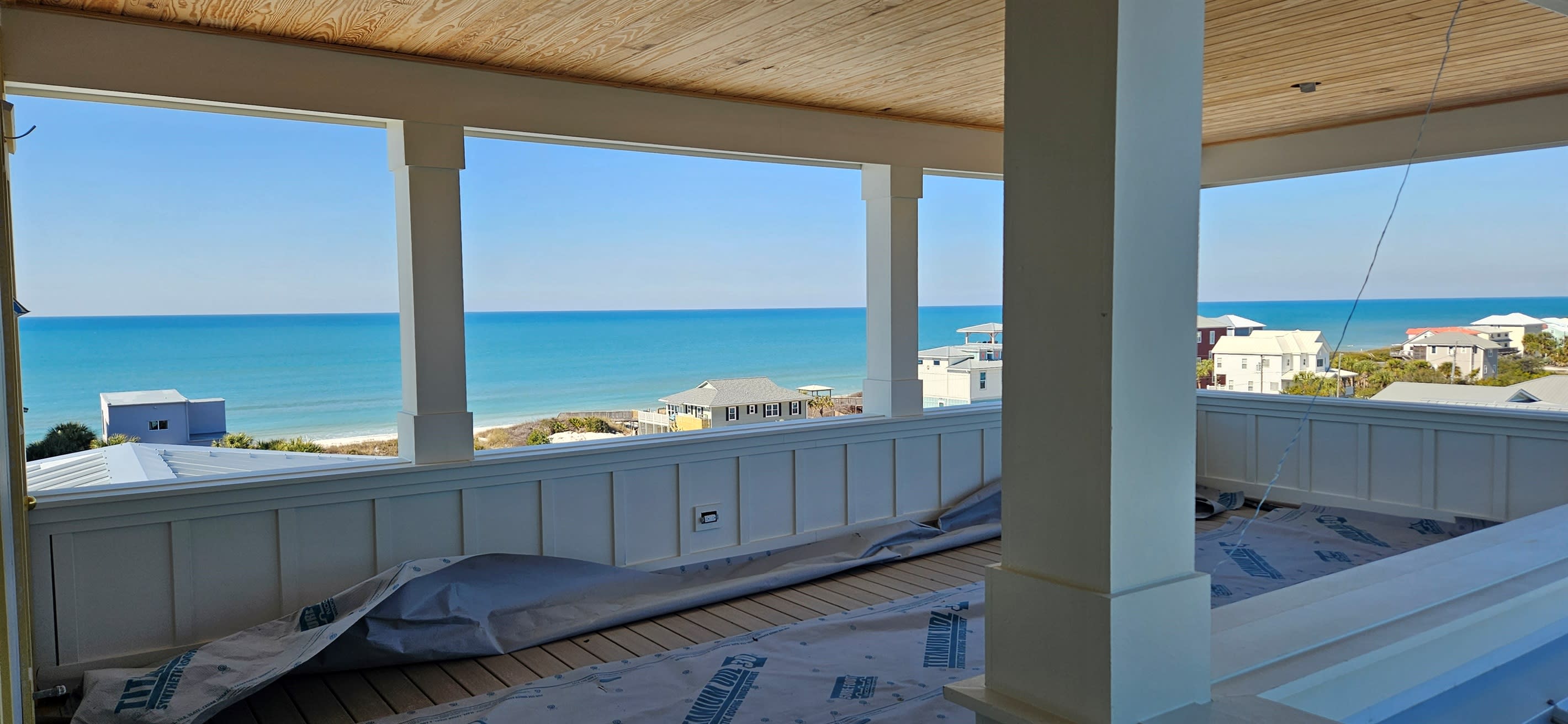 Rooftop Lounge, Unmatched Gulf and Bay Views from this deck. Complete with couches, fan, infrared heaters for cool season, TV, streaming music and low lighting for the perfect evening ambiance.