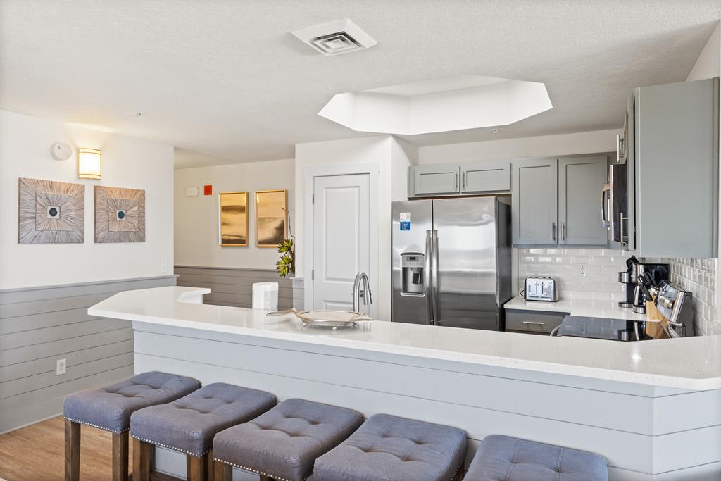 Kitchen with Breakfast Bar