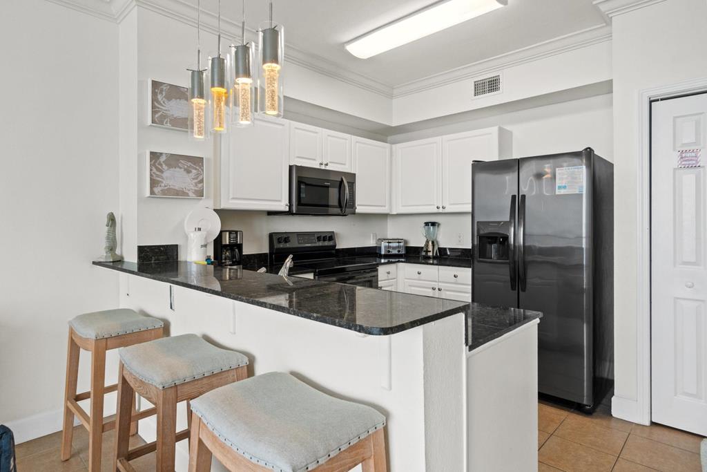 Kitchen with Breakfast Bar