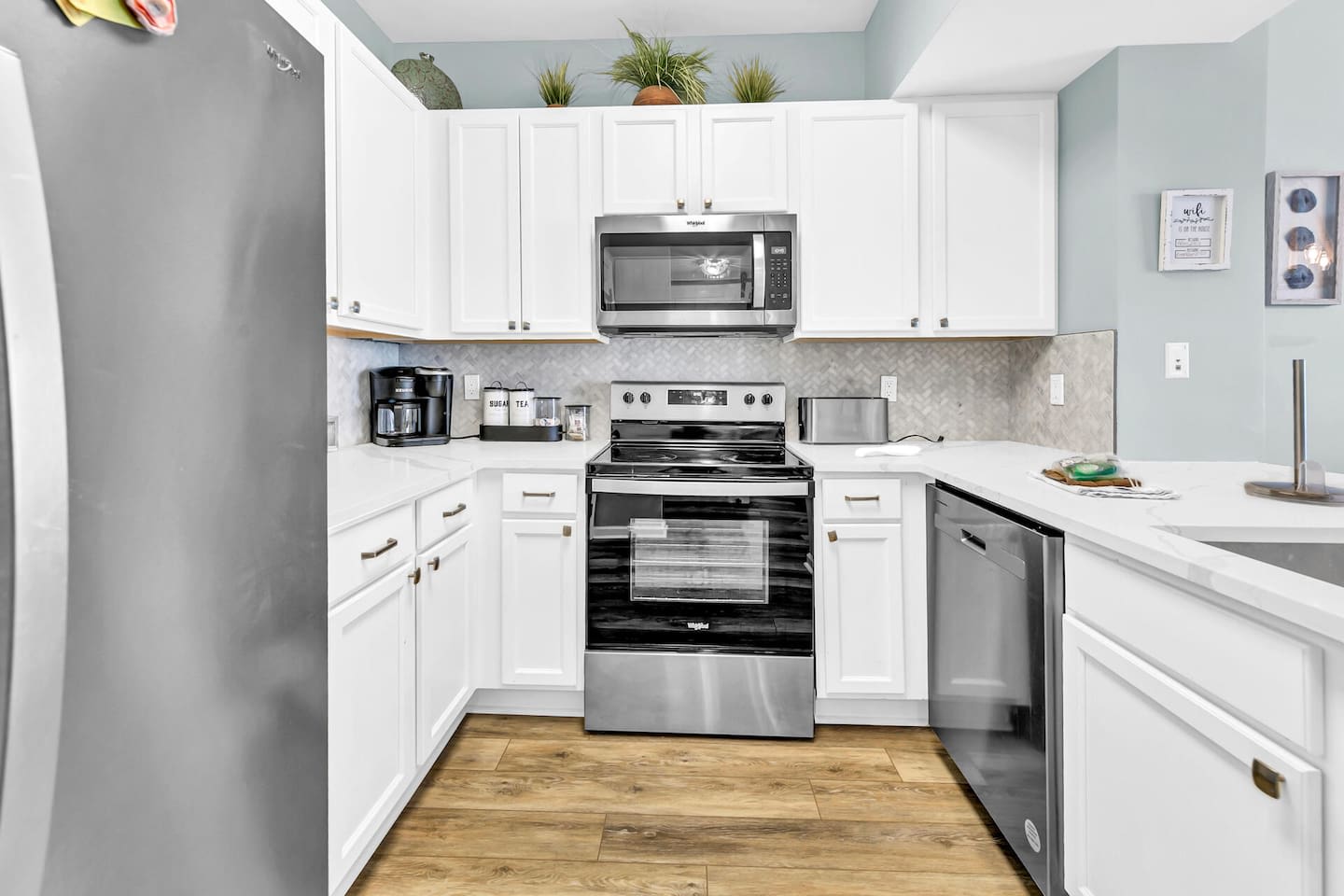 Bright, full kitchen w/ stainless appliances, ample counter space, & clean white cabinetry Bright, full kitchen w/ stainless appliances, ample counter space, & clean white cabinetry