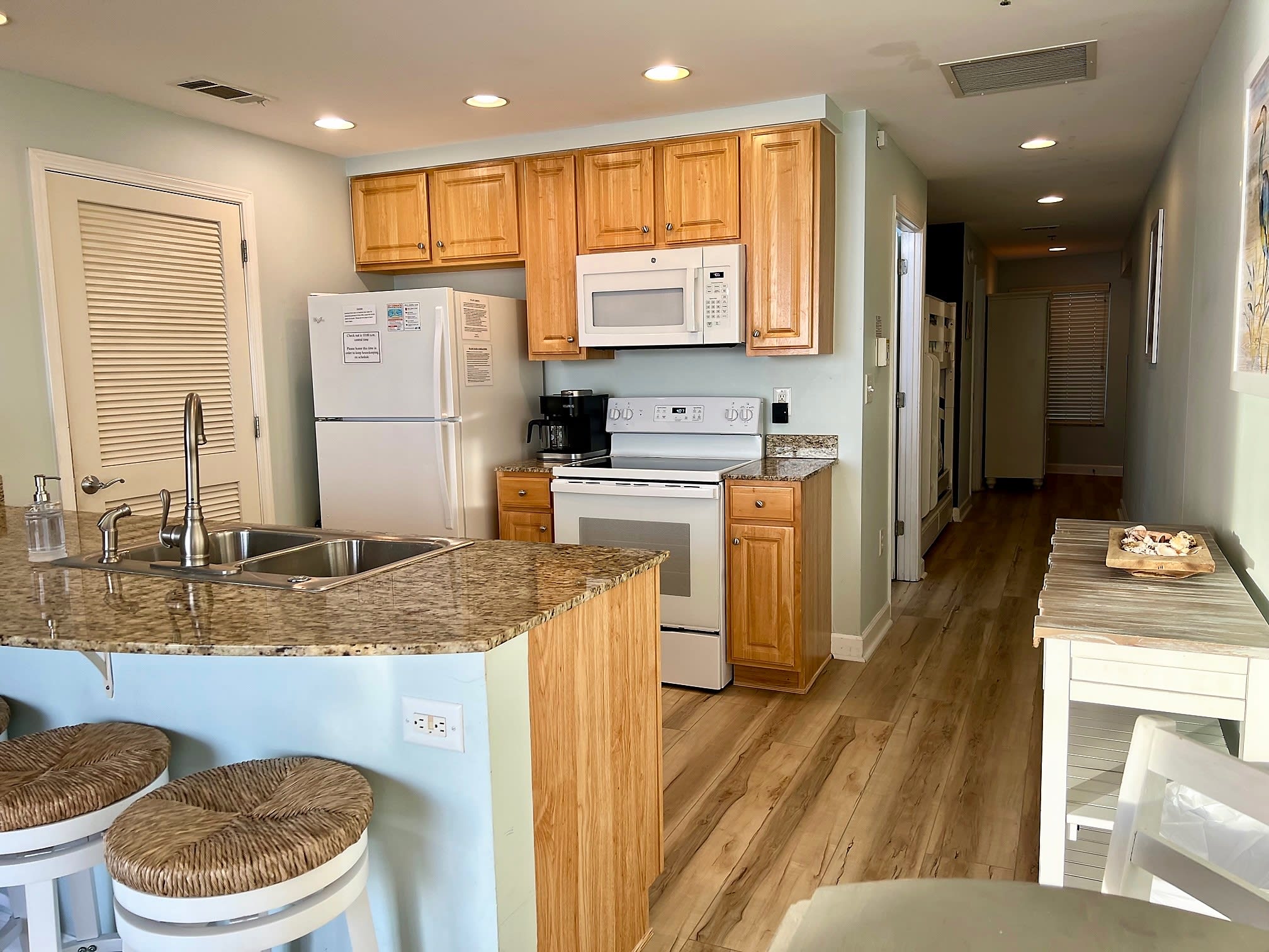 Fully equipped kitchen w/ Keurig Duo