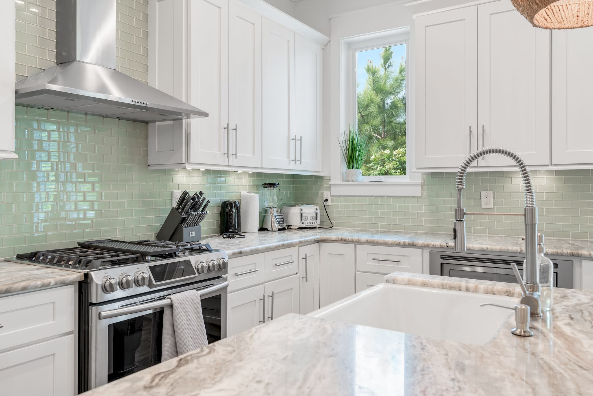 Gourmet kitchen 6 burner stove -FLex brew coffee maker.. you decide K-cups or ground