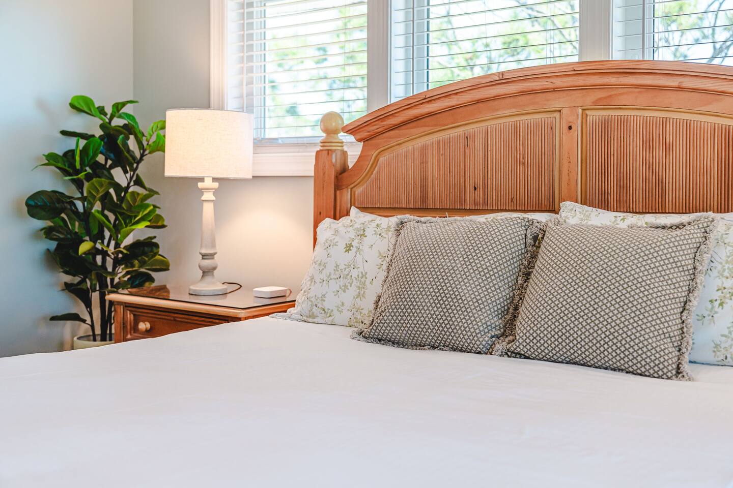 SunScape's Second Gulf-Front King Bedroom Features High Quality Linens and Lots of Windows