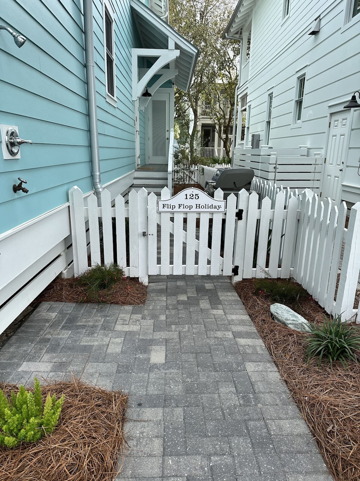 FLIP FLOP HOLIDAY entry from parking area. Private courtyard w hot/cold shower. 