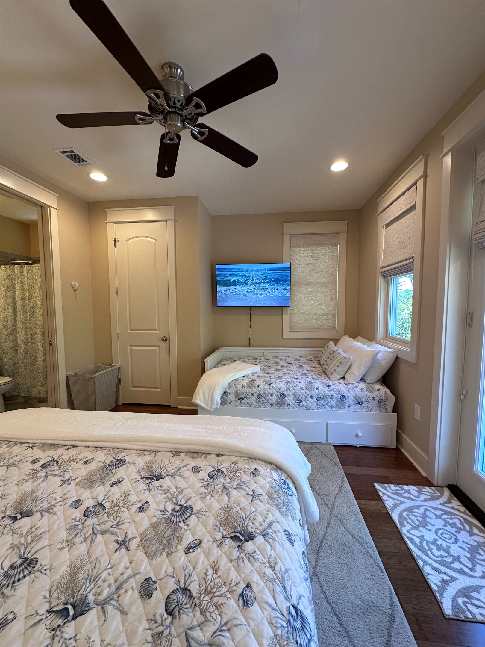 Bedroom #2 sleeps 4 guests.  Smart TV recently upgraded to 50" for your streaming pleasure.