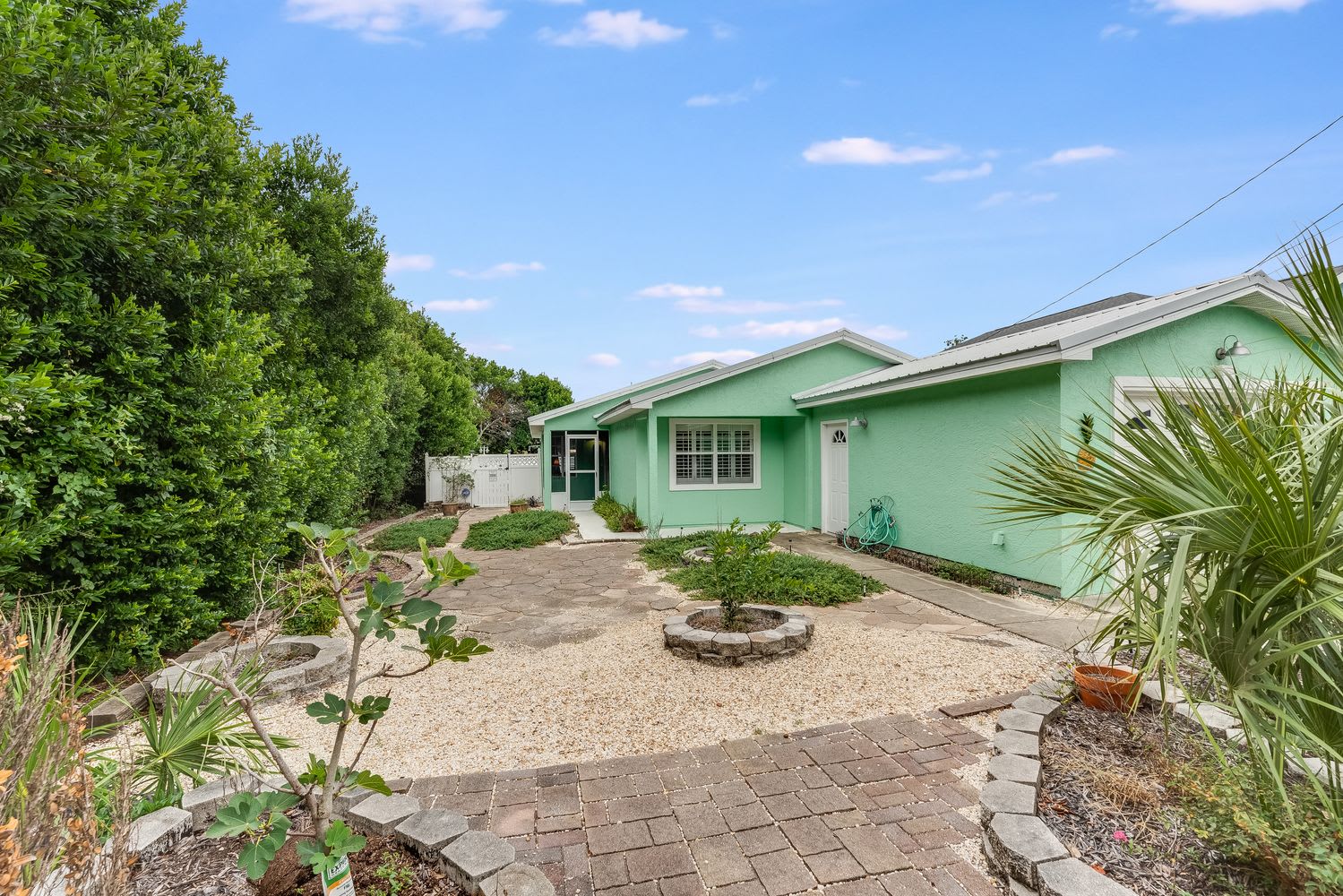 Pineapple Paradise Exterior