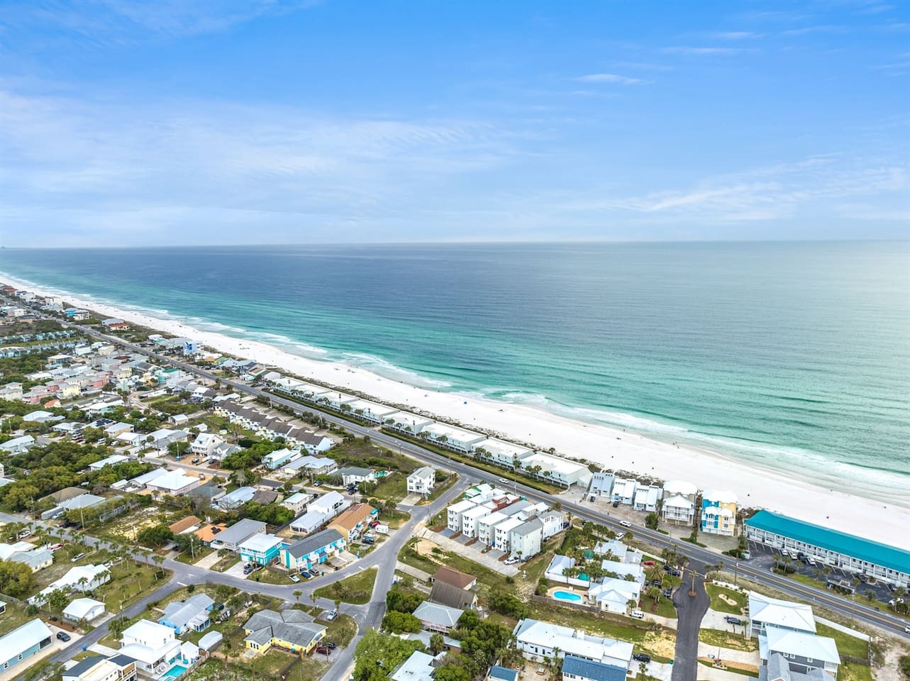? "9 minutes to Rosemary beach .. very close to shopping stores and restaurants."