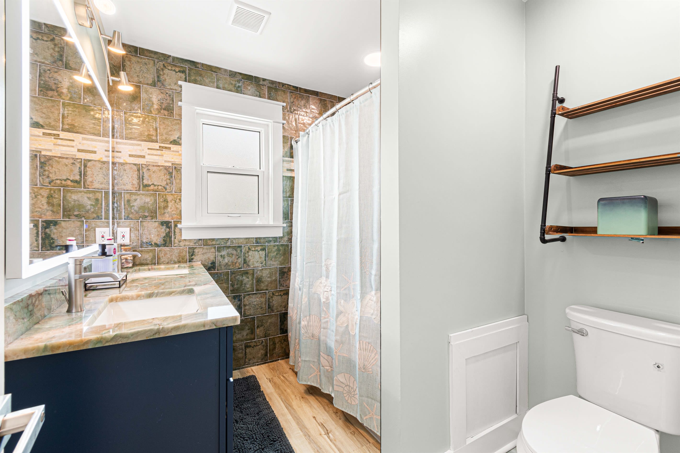 Upstairs En Suite Full Bath