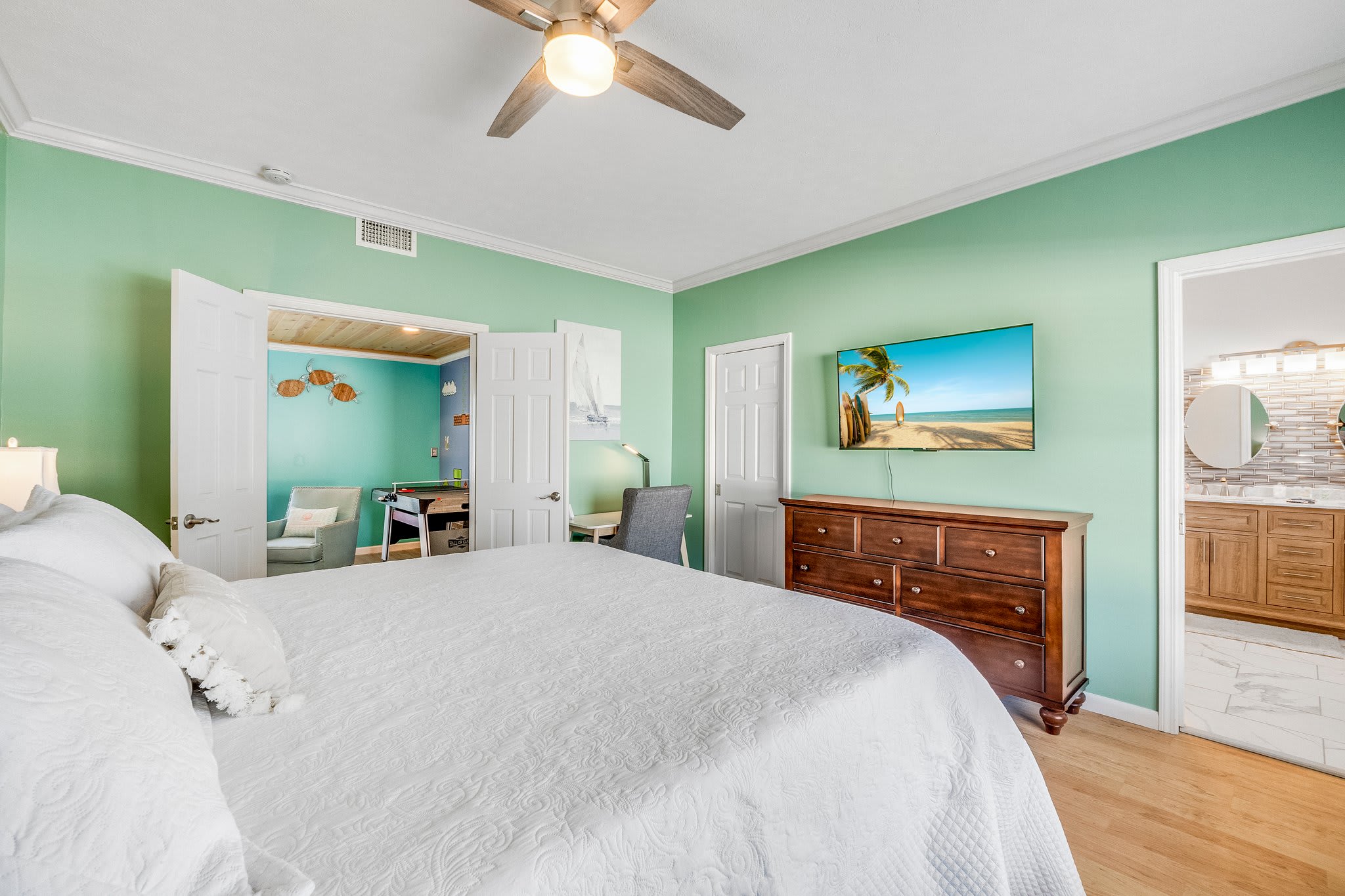 Master suite comes with an amazingly soft and comfy memory foam king bed, desk space, en suite with double sinks and a tub/shower combo.