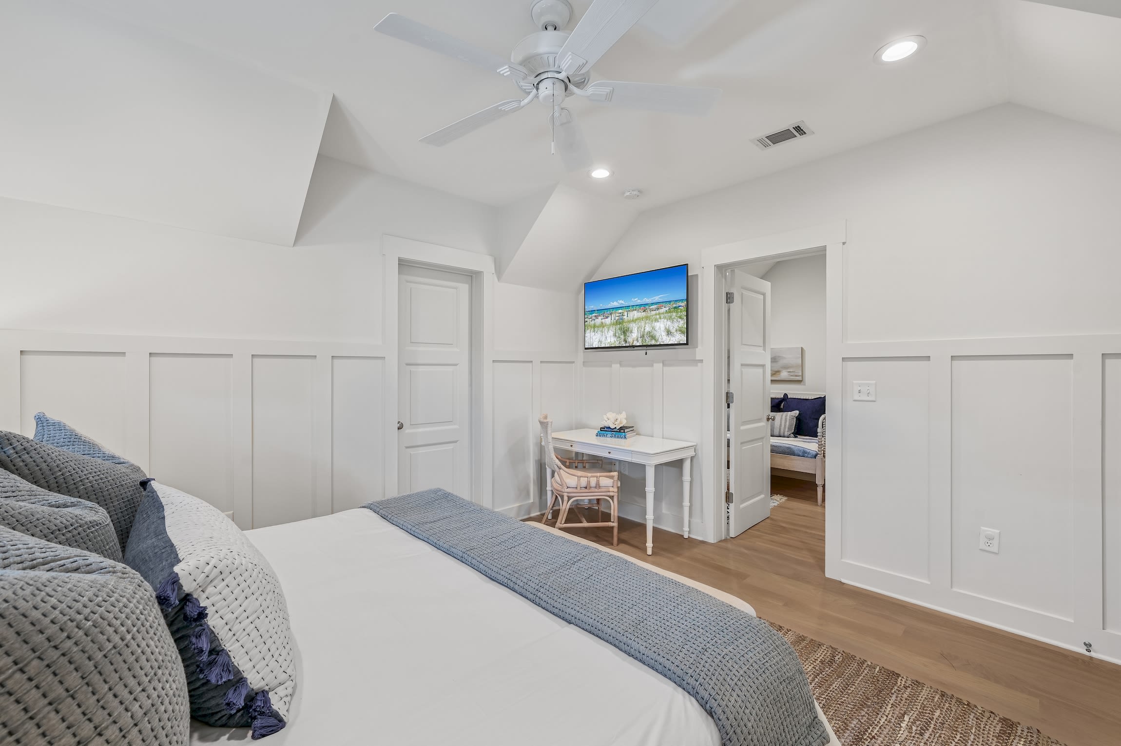 Quiet office space in upstairs Master