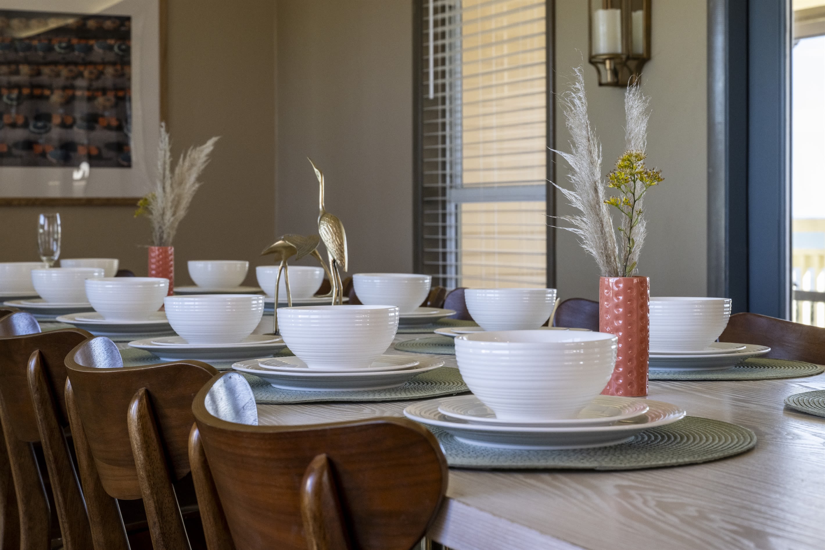 Experience the attention to detail in the décor. The space boasts fine finishes and elegant touches, creating a luxurious atmosphere.