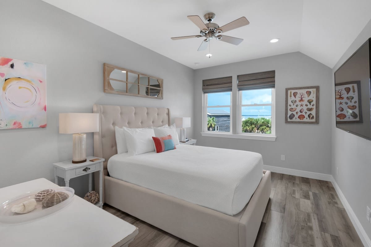 Cheerful Third Bedroom with Queen Bed, Smart TV & Water Views