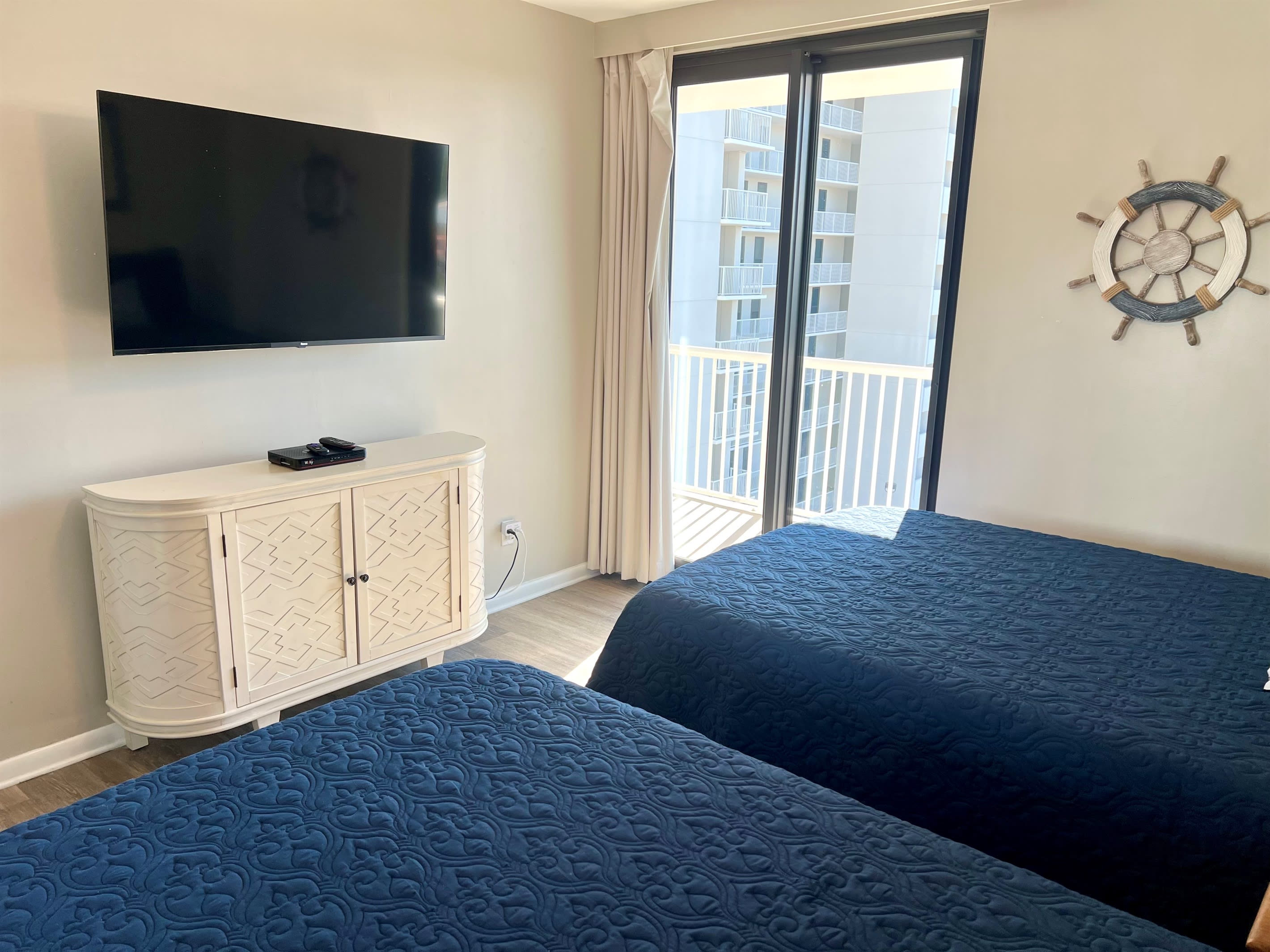 3rd bedroom Roku TV, 2 queens