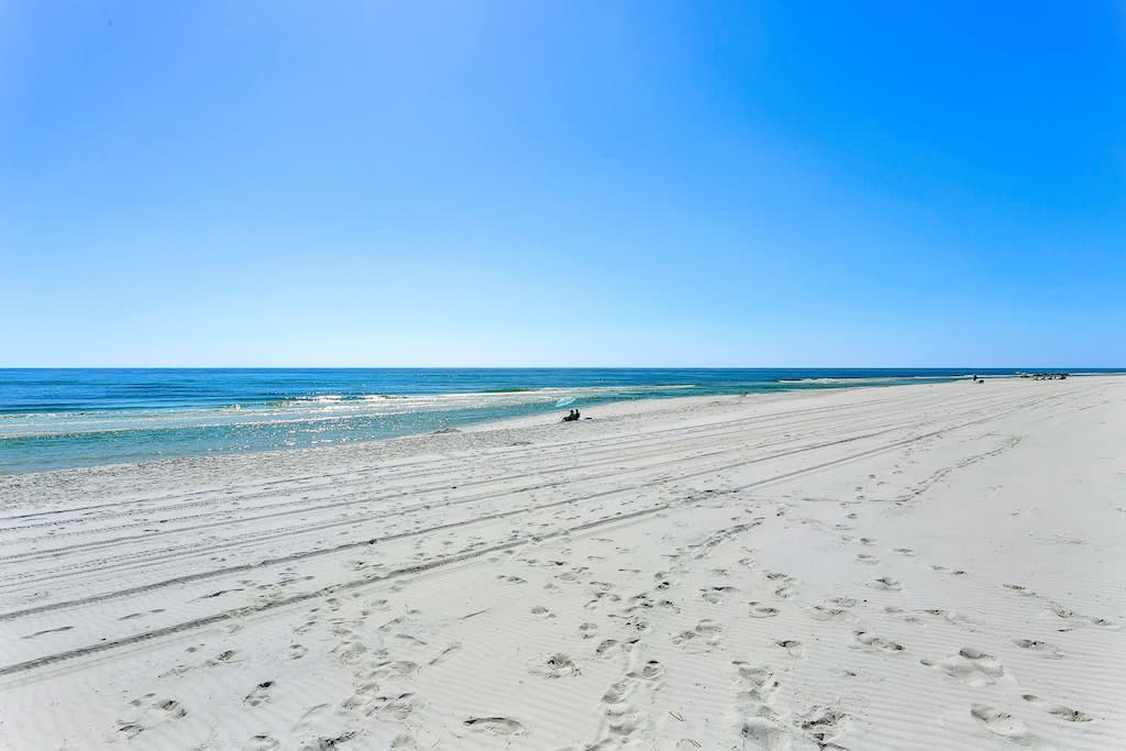 Paradise Found: Step onto the pristine sands of Pensacola Beach and let the waves serenade your soul. ????? Your coastal escape starts here. #PensacolaParadise #BeachBliss #SaltWaterHeals