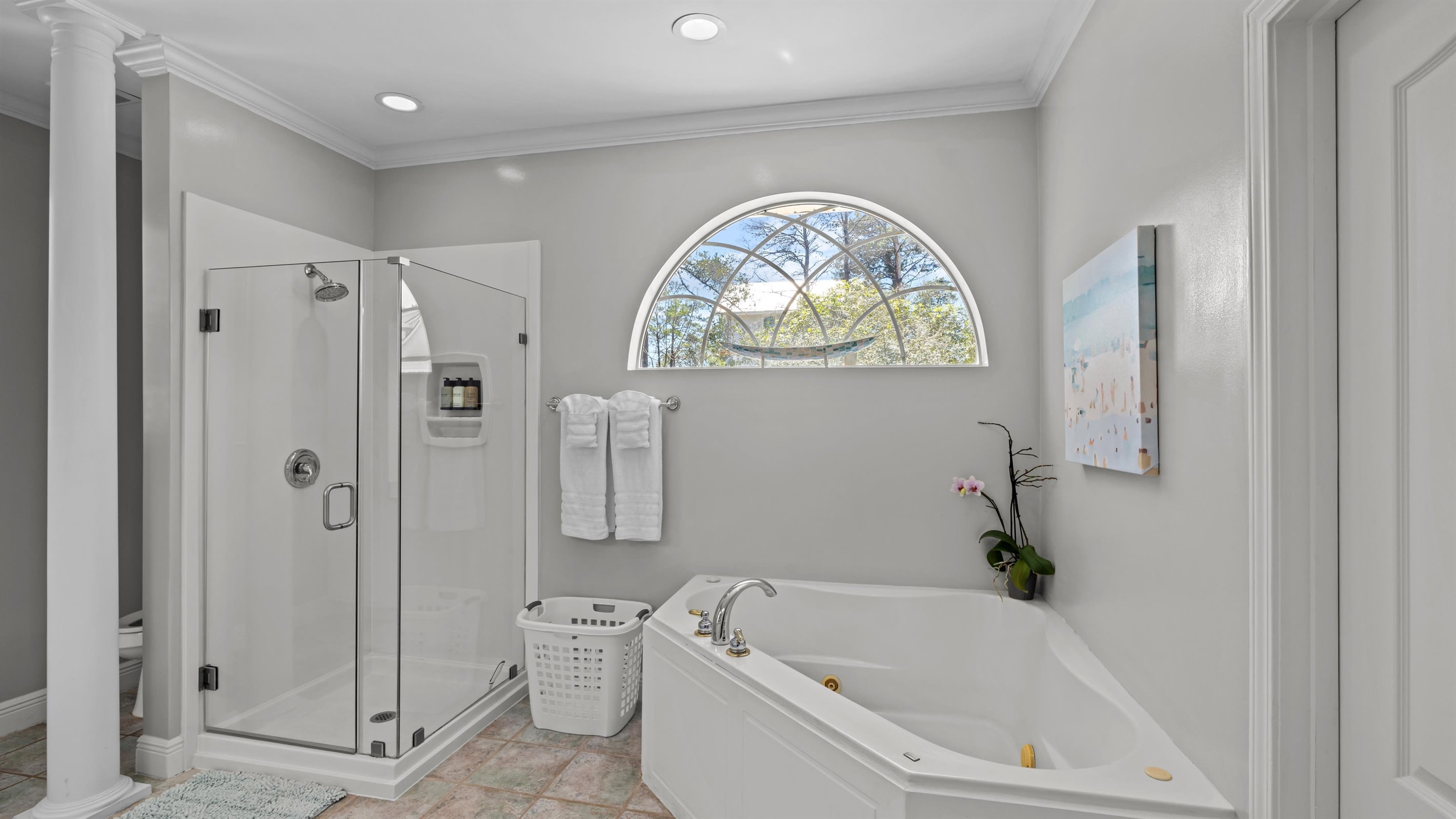 Wash away the salt and sand- unwind in the walk-in shower or soak your cares away in the tub. (jets are not functional)