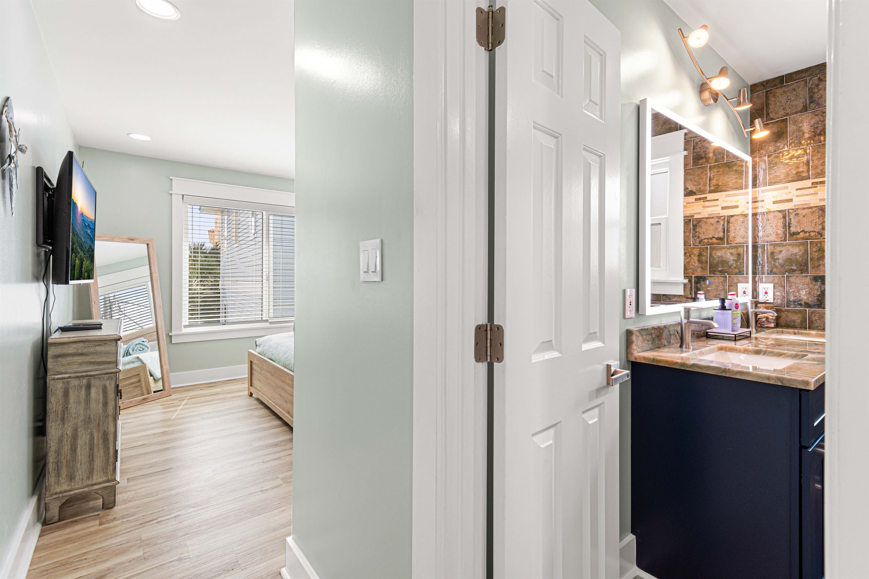 Cal King Bdrm with En Suite Bath