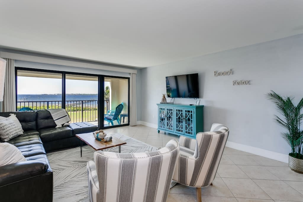 Savor the beauty of the Sound from your private balcony retreat. A front-row seat to breathtaking sunsets and tranquil waters, inviting you to unwind. ???? #BalconyVista #SoundSerenity #Nature'sSymphony