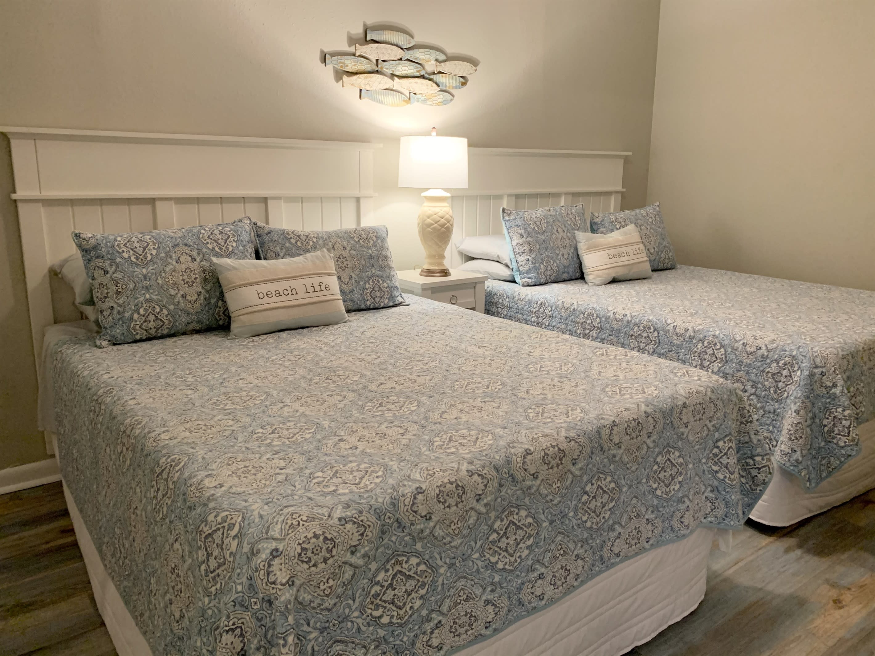 2 Queens w/43” Smart HDTV