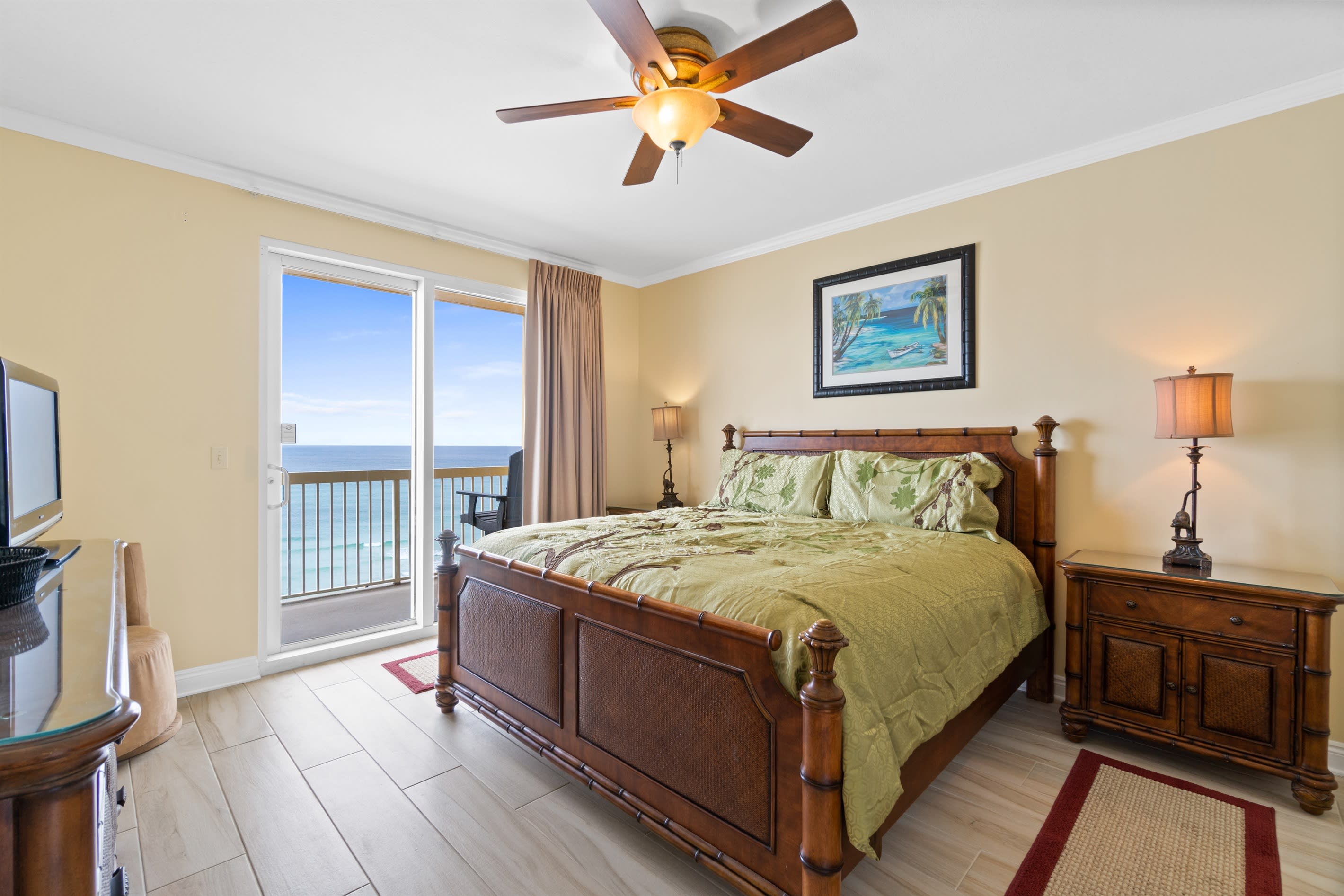 Master bedroom with access from the balcony
