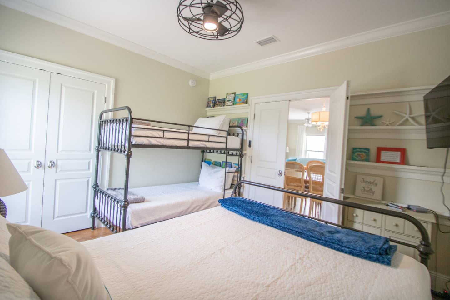 3rd Bedroom: Queen w/ Twin Bunks