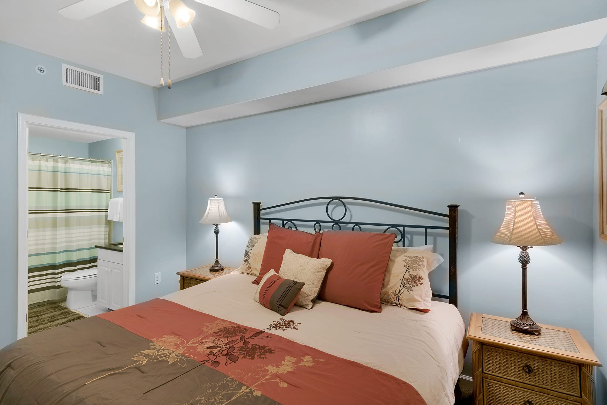 Master bedroom w/king bed and ensuite bath