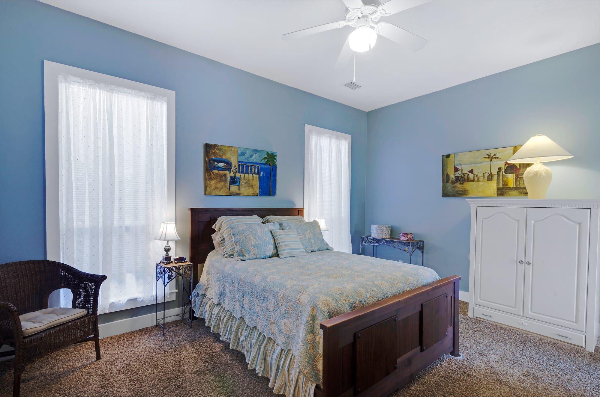 first floor second master has queen bed.