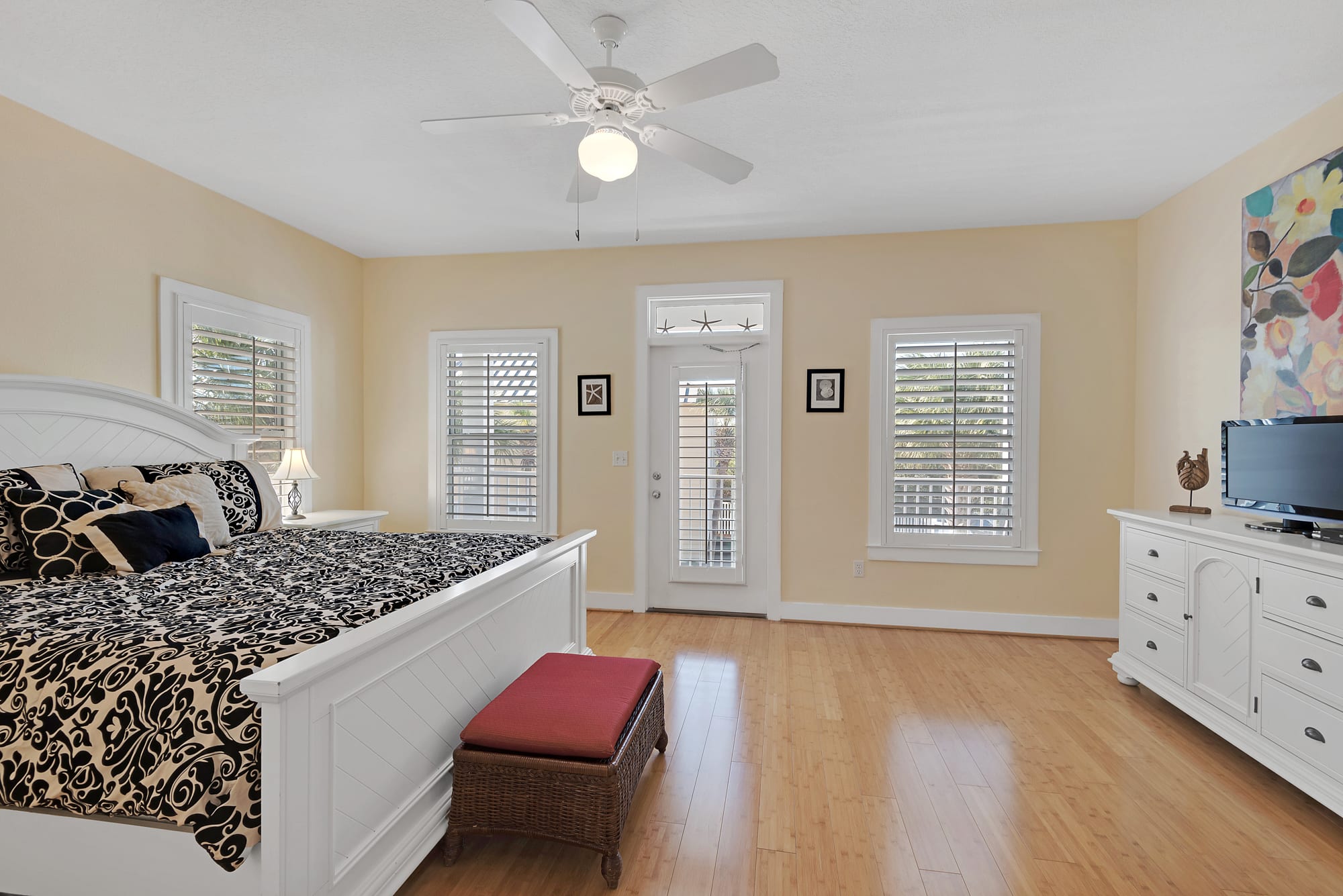 Master bedroom suite w/ king bed, lg flat screen tv and access to balcony