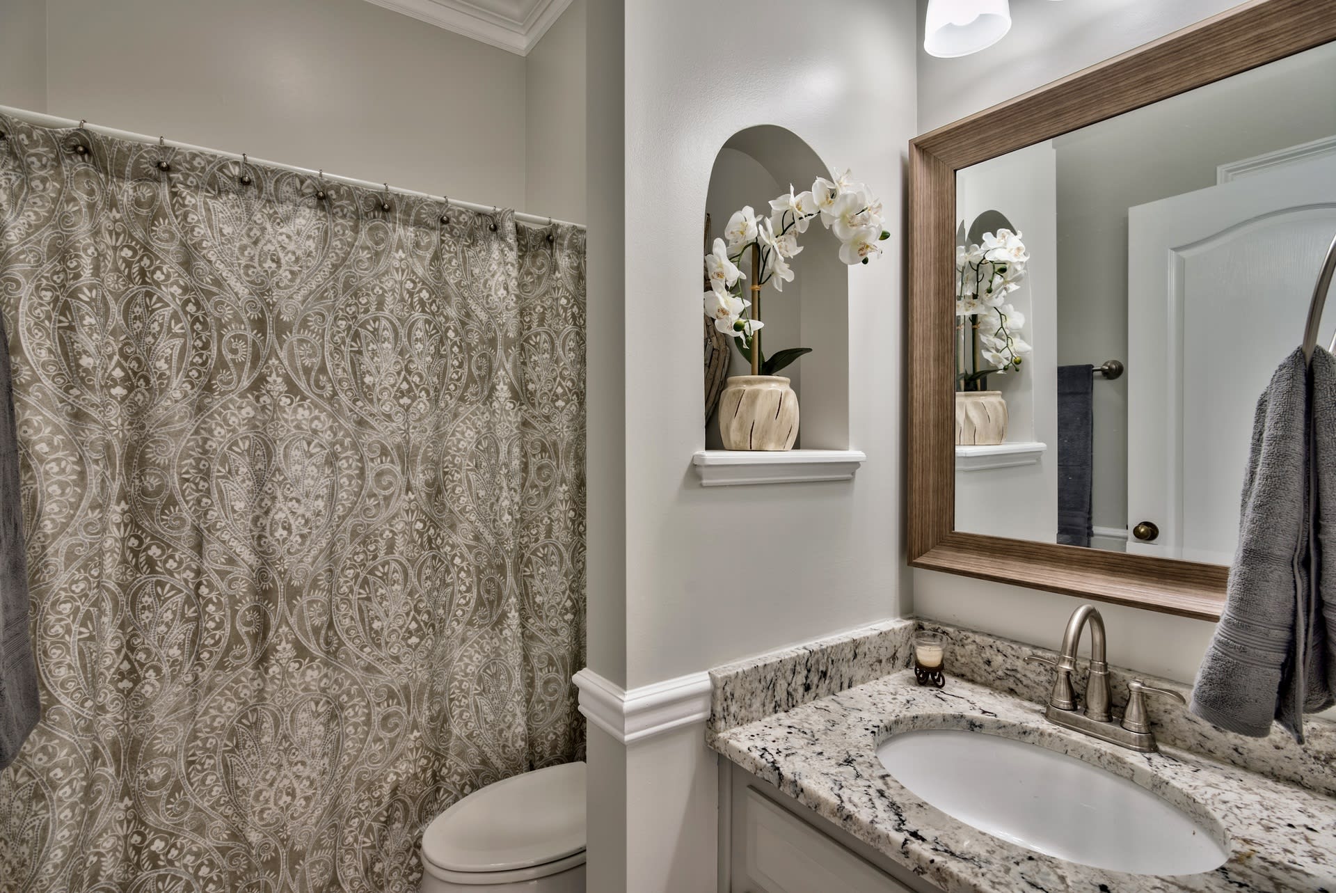 Full bath off hall/ between bedrooms