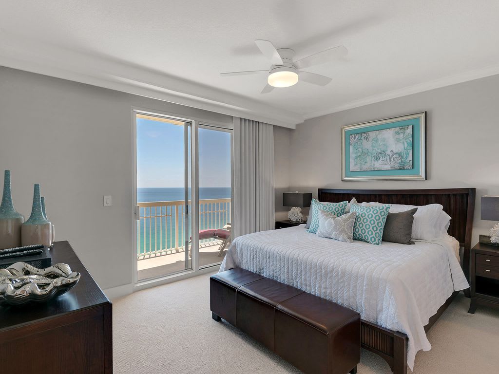 Master Bedroom - King size Ocean Front!
