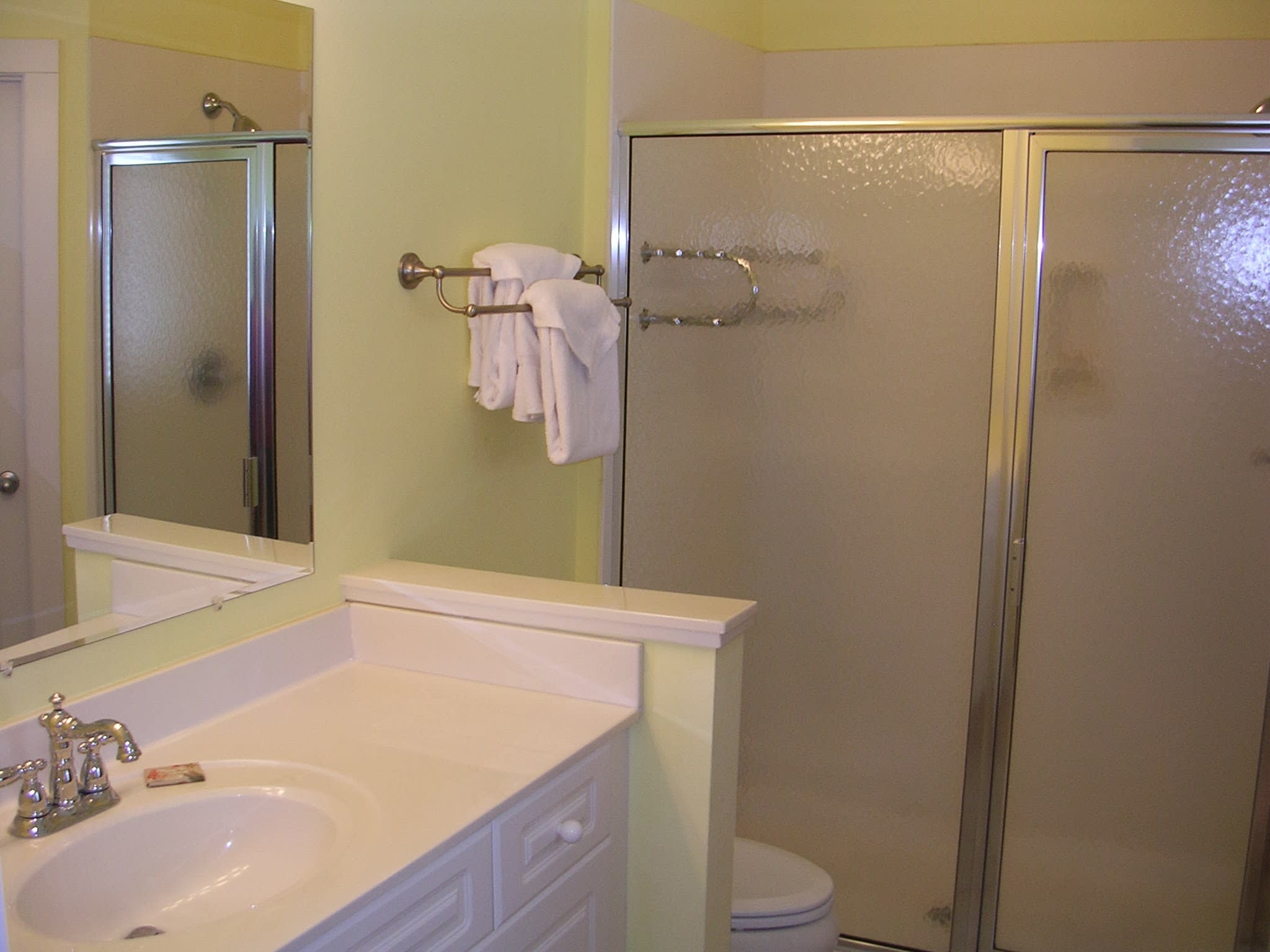 Attached bath to upstairs guest bedroom