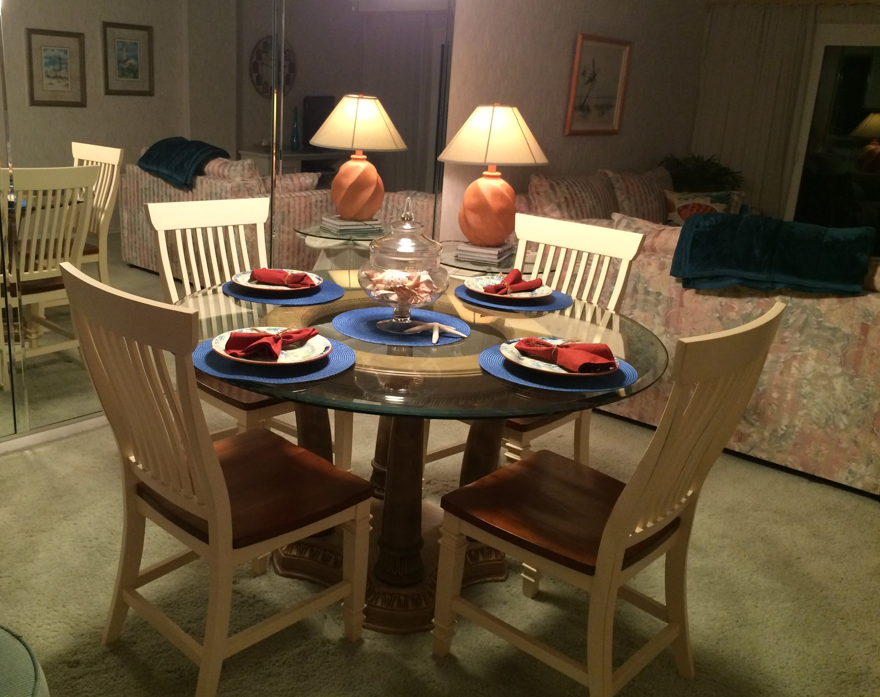 Dining area with Seating for Six Dining area with Seating for Six