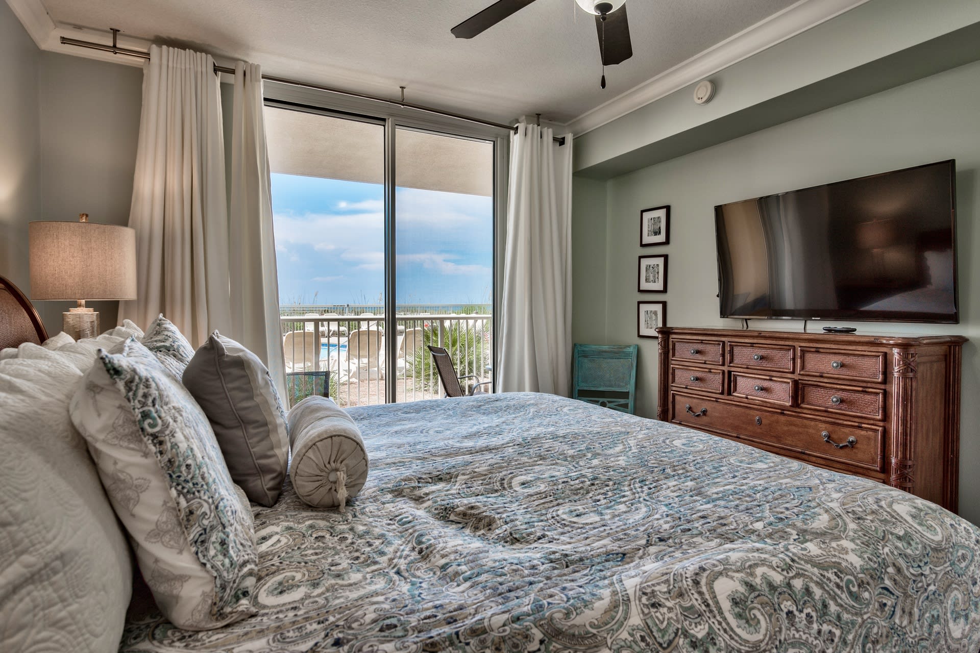 MASTER #1 WITH SMART TV AND VIEW