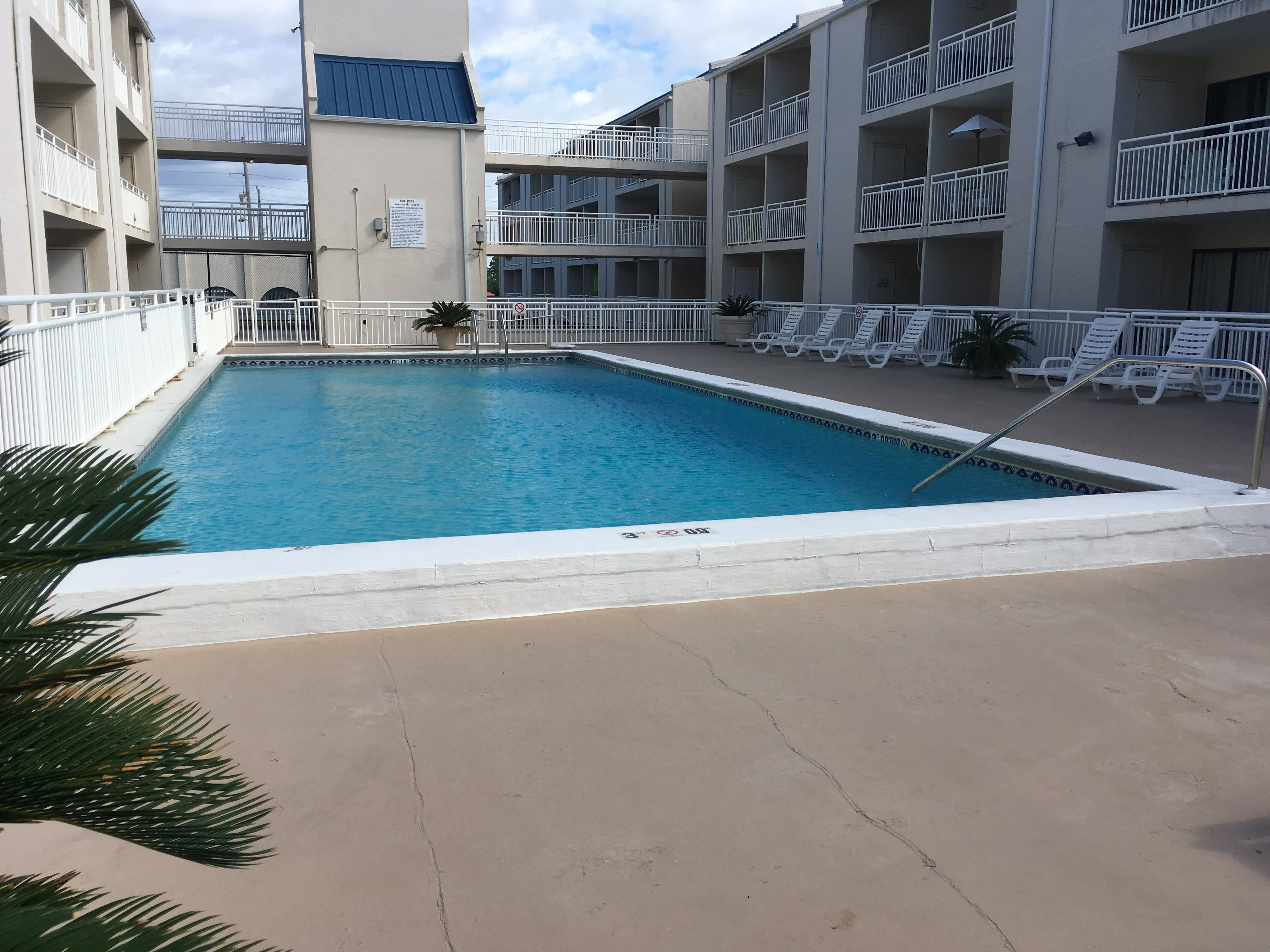 1 of the 3 large pools, this one on level 1