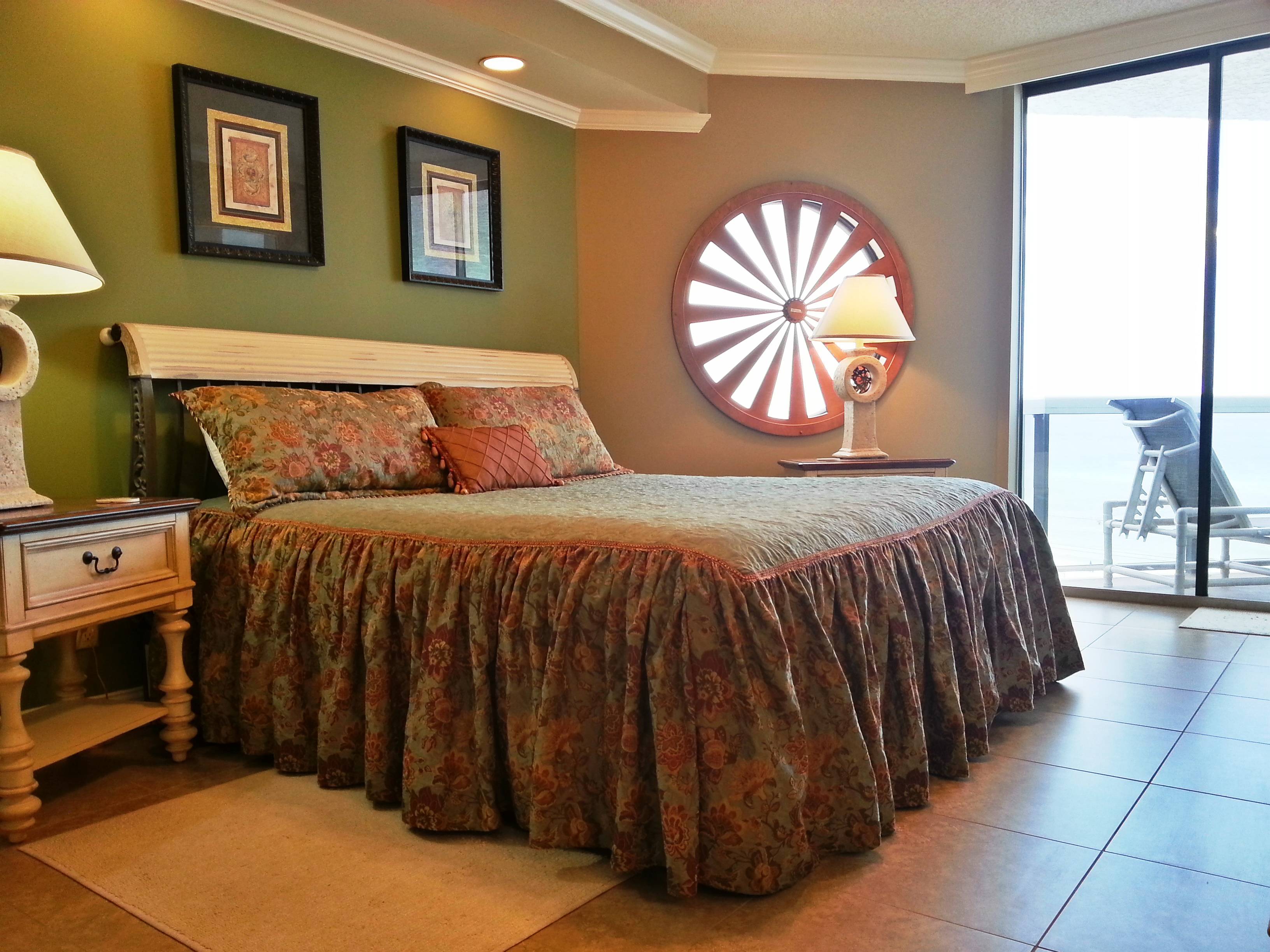 Quiet Master Bedroom King Sized bed, flatscreen TV, DVD player, celing fan, sound system clock/radio, And a window wheel that can be opened and closed.Balcony Access. Quiet Master Bedroom King Sized bed, flatscreen TV, DVD player, celing fan, sound system clock/radio, And a window wheel that can be opened and closed.Balcony Access.