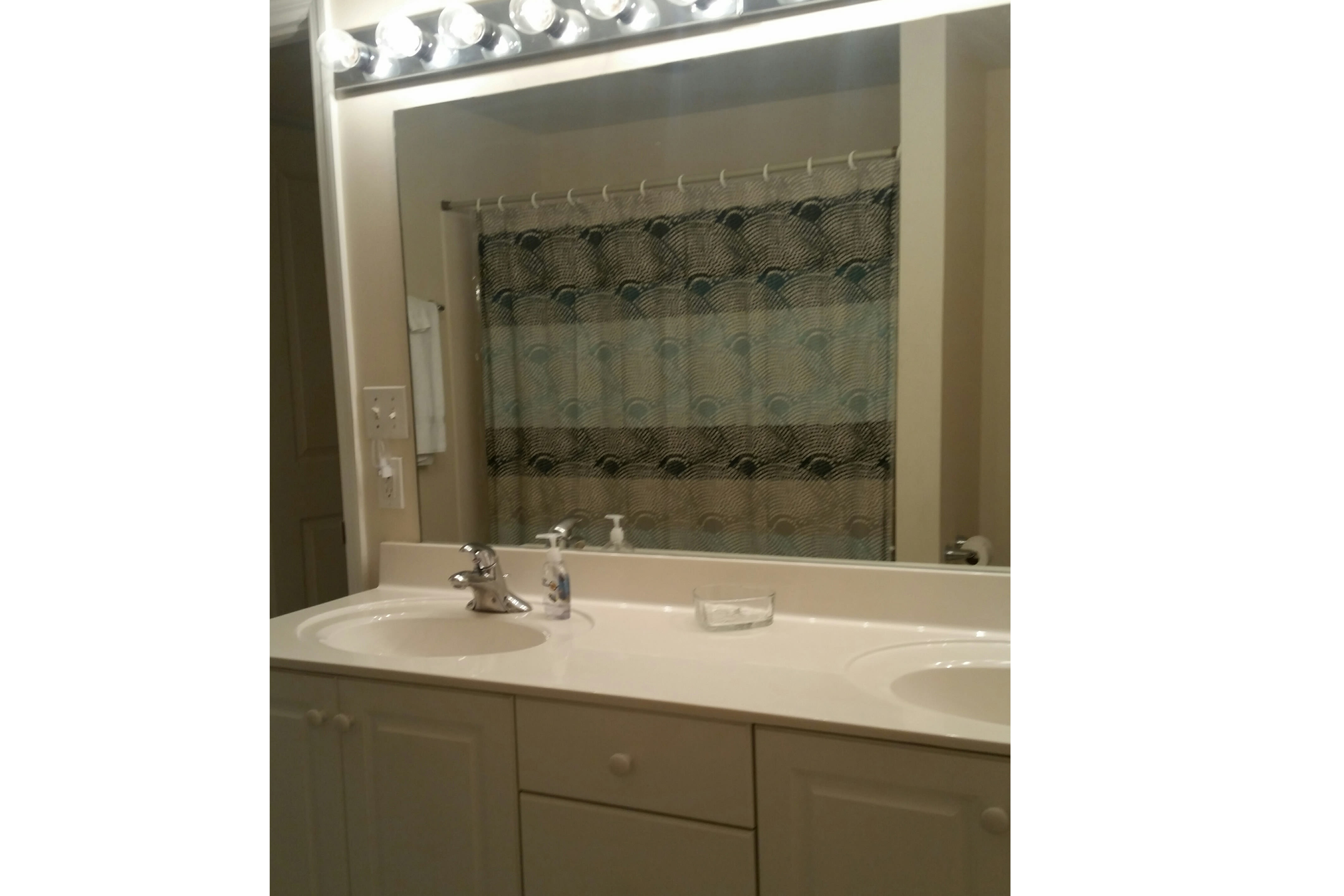 Master Bath - Full tub w/shower