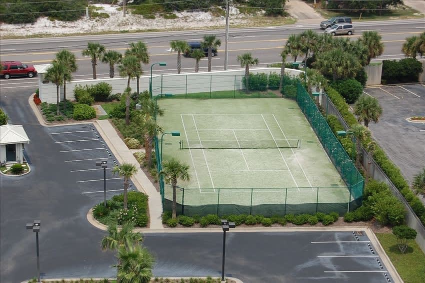 Pelican Pointe lighted tennis court with basketball goal