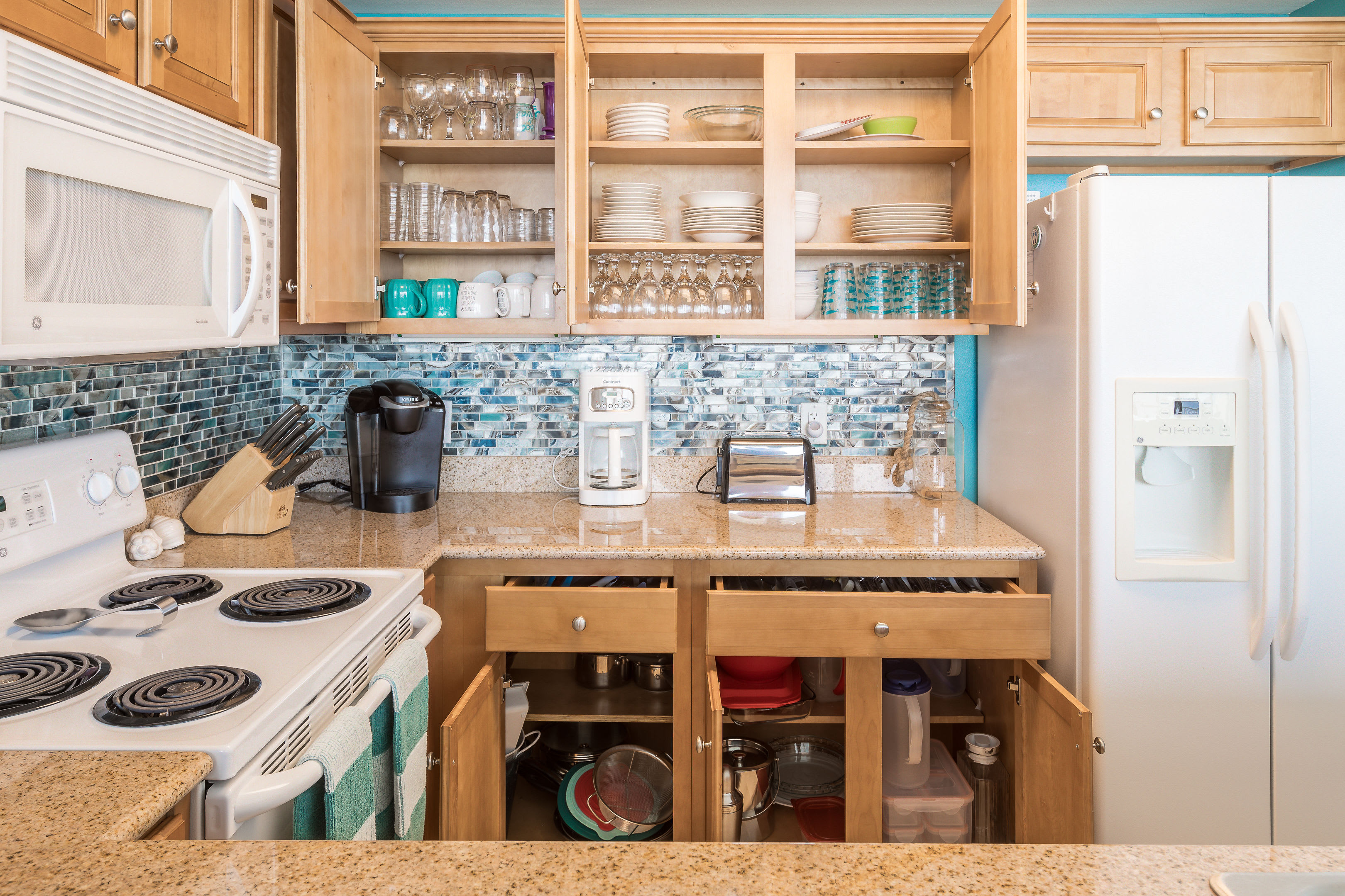 fully stocked kitchen!