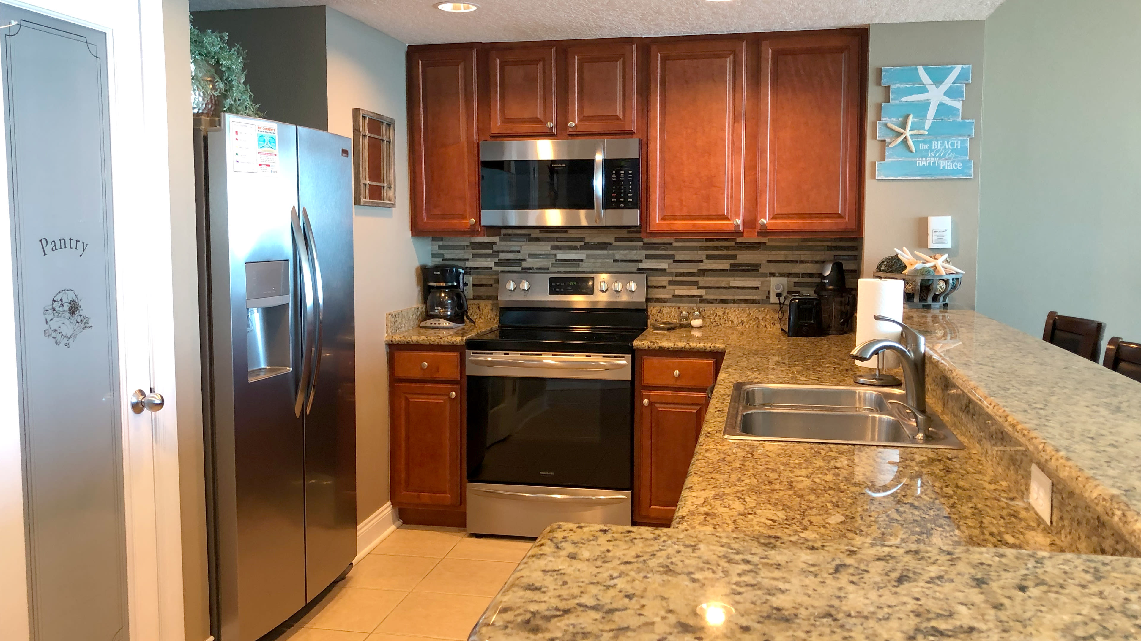 Large Spacious Kitchen with Pantry for your Goodies Large Spacious Kitchen with Pantry for your Goodies