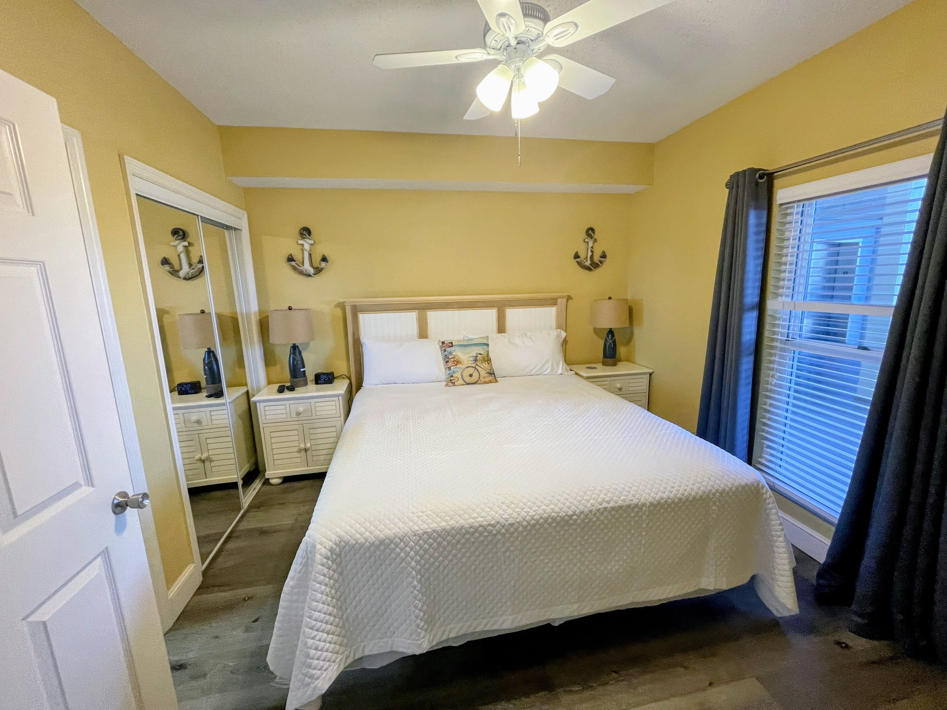 Guest room with king bed