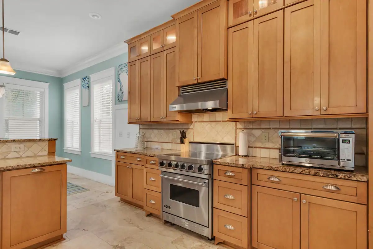 Shenanigans-8 Granite counters, Viking range, stainless appliances, tons of custom cabinets. Completely inventoried with everything needed for your gourmet masterpiece!