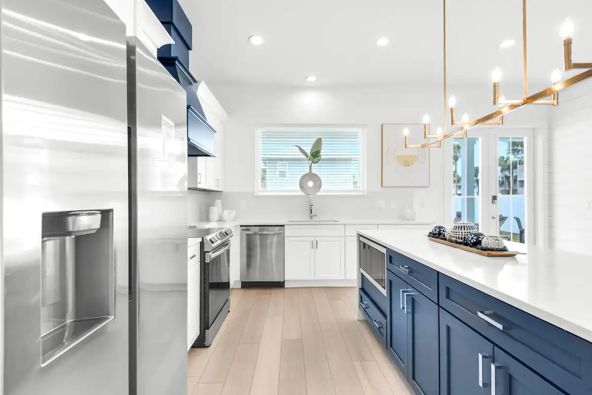 Nautilus-6 Create your culinary masterpieces in Nautilus's new kitchen, featuring stainless appliances with waterfall quartz counters.