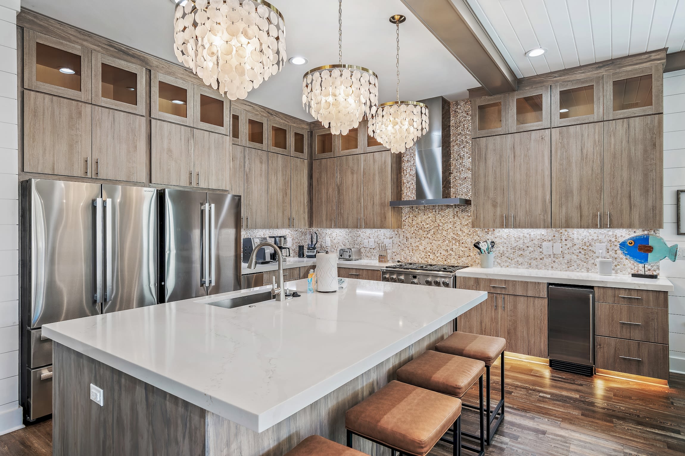 Double fridges, double dishwashers, gas cooktop all the gadgets gourmet kitchen!