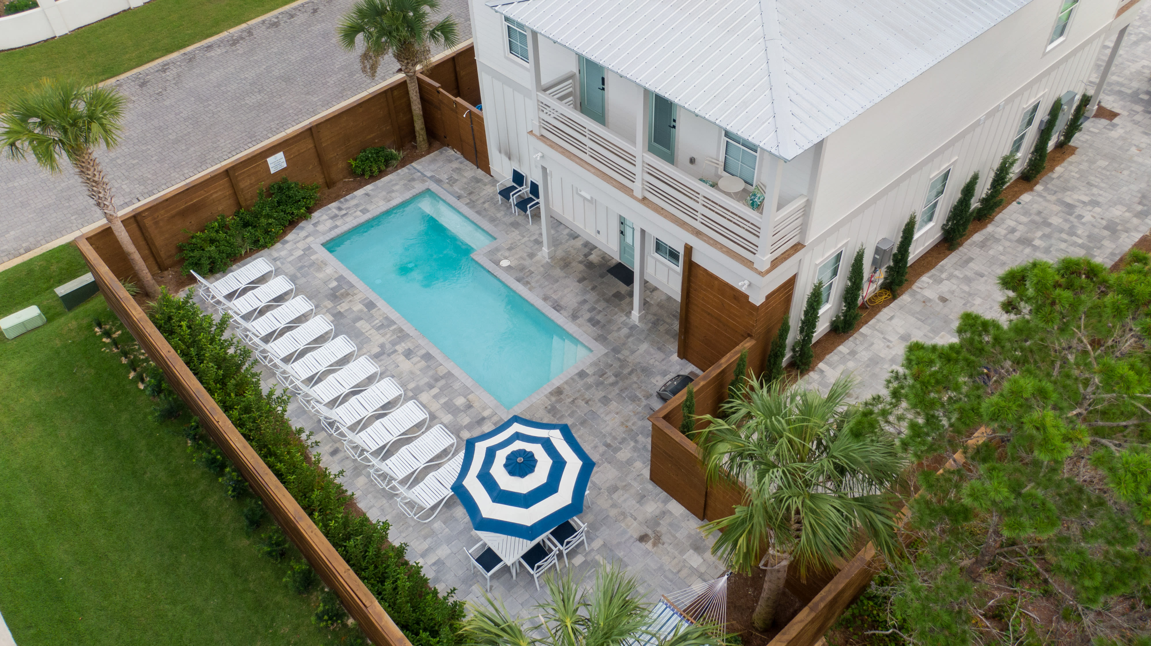 lush, tropical backyard has plenty of space for everyone