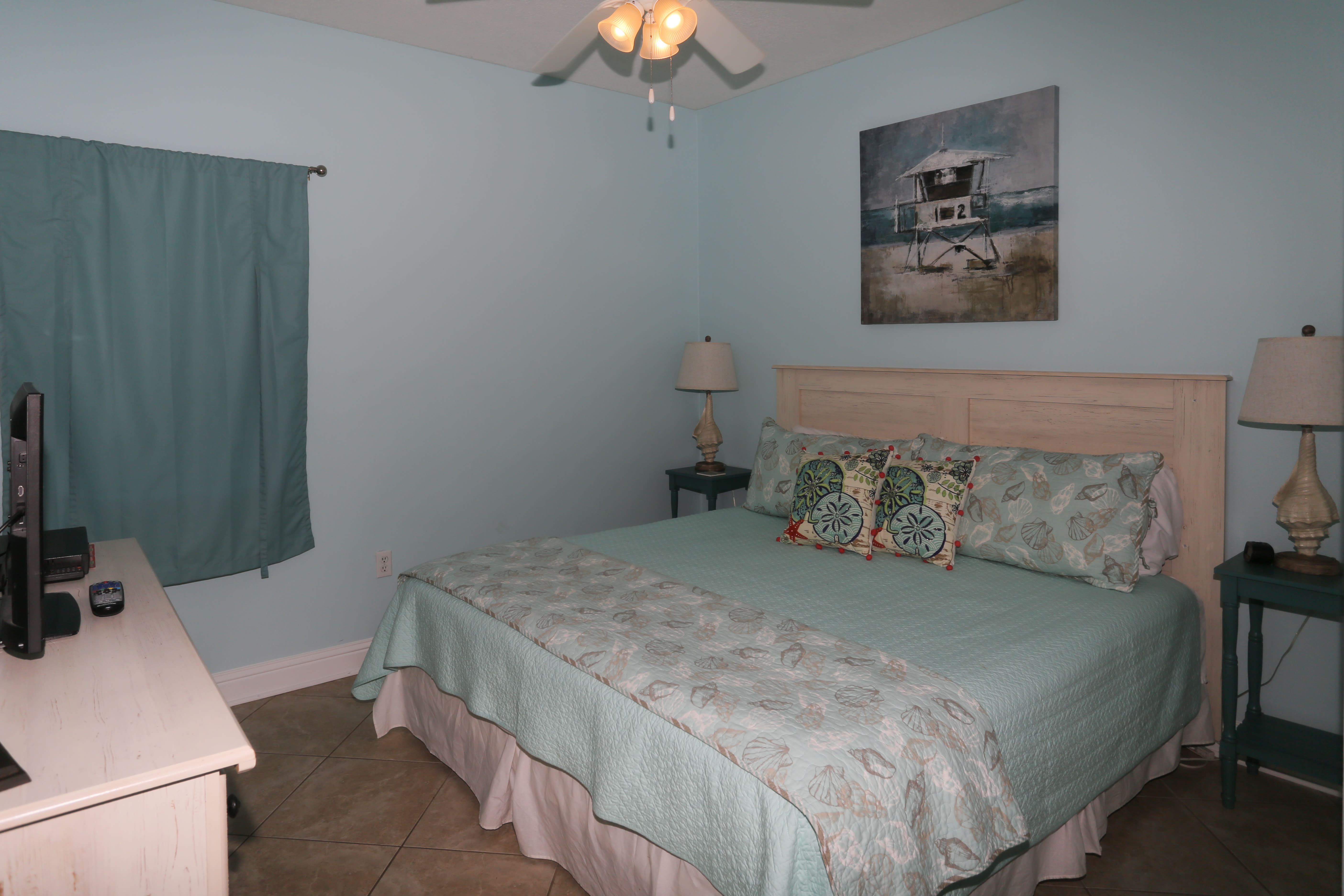 Guest bedroom with king size bed