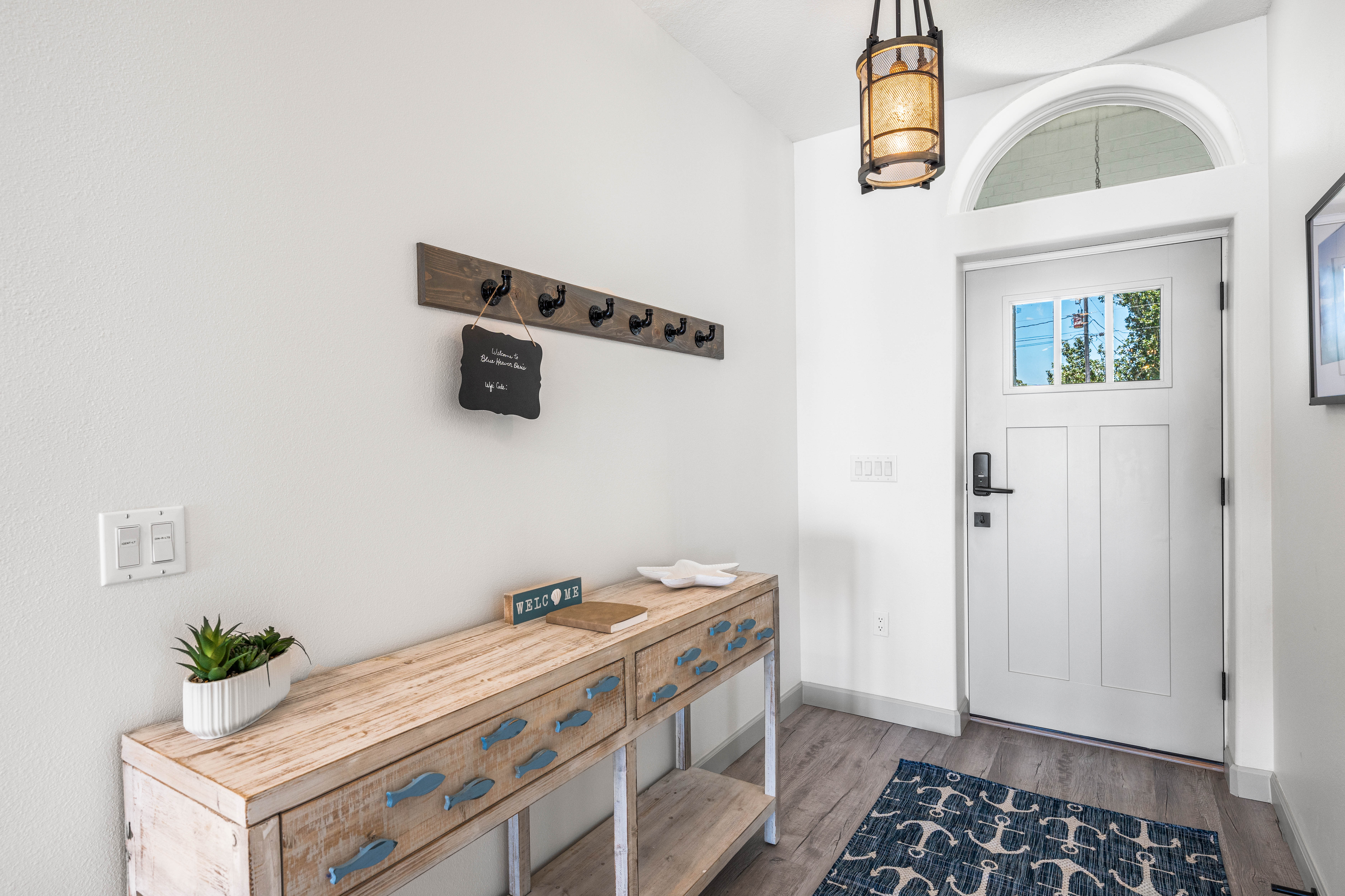 Large entry w/space for jackets to hang