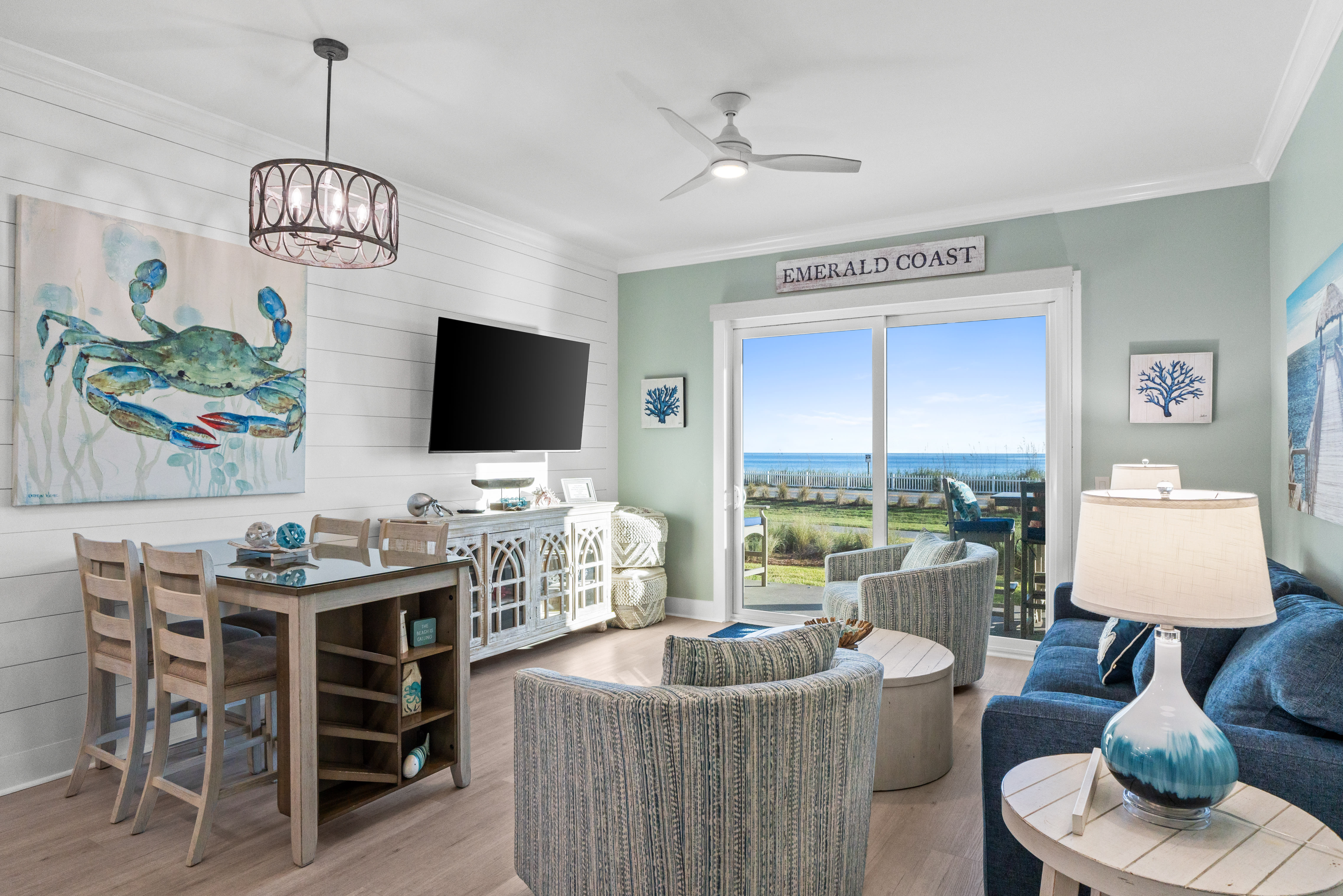 Cozy coastal retreat with panoramic ocean views and stunning sunsets 