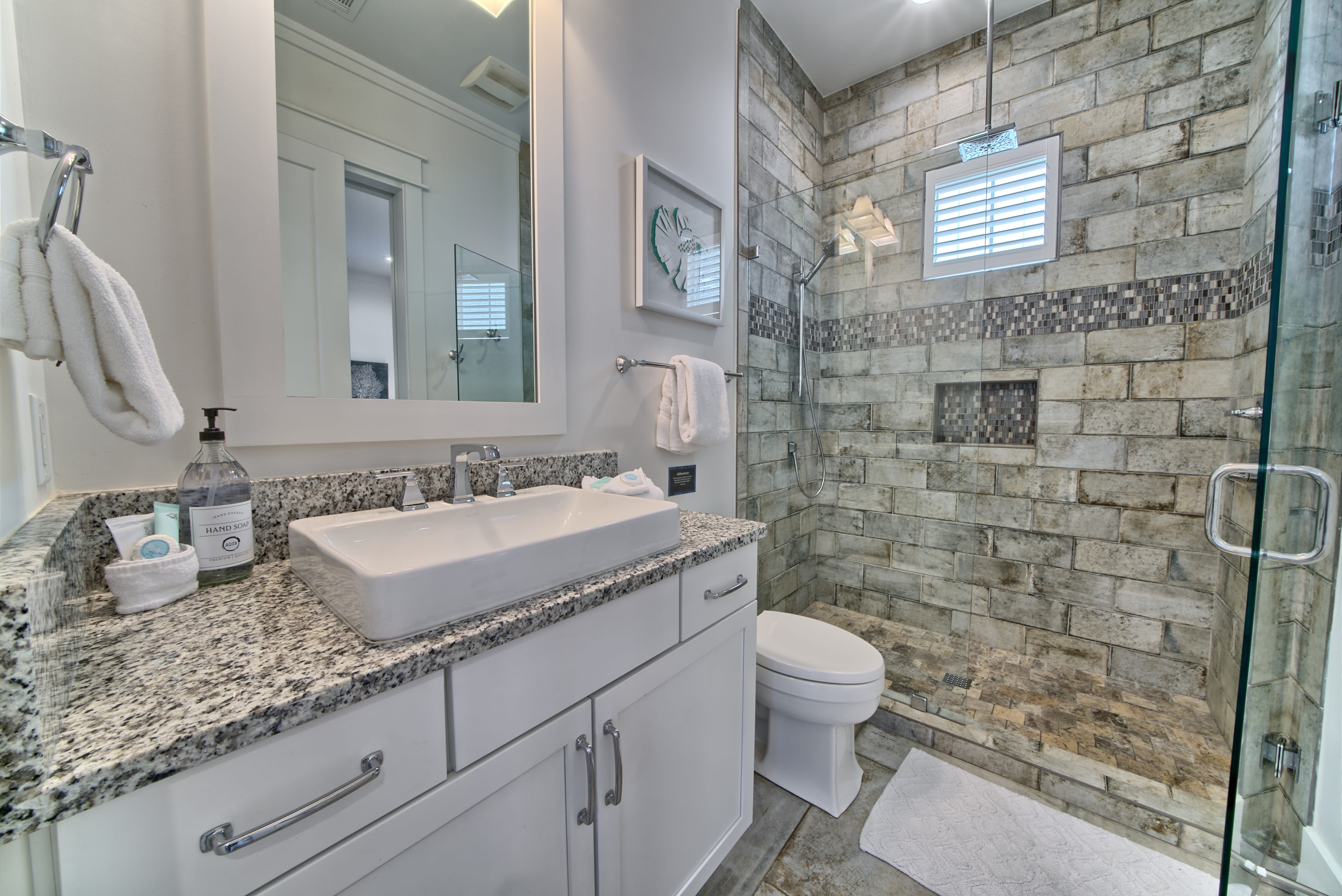 1ST FLOOR MASTER BATHROOM