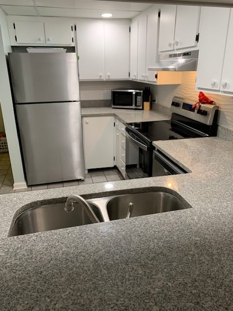 breakfst bar into kitchen